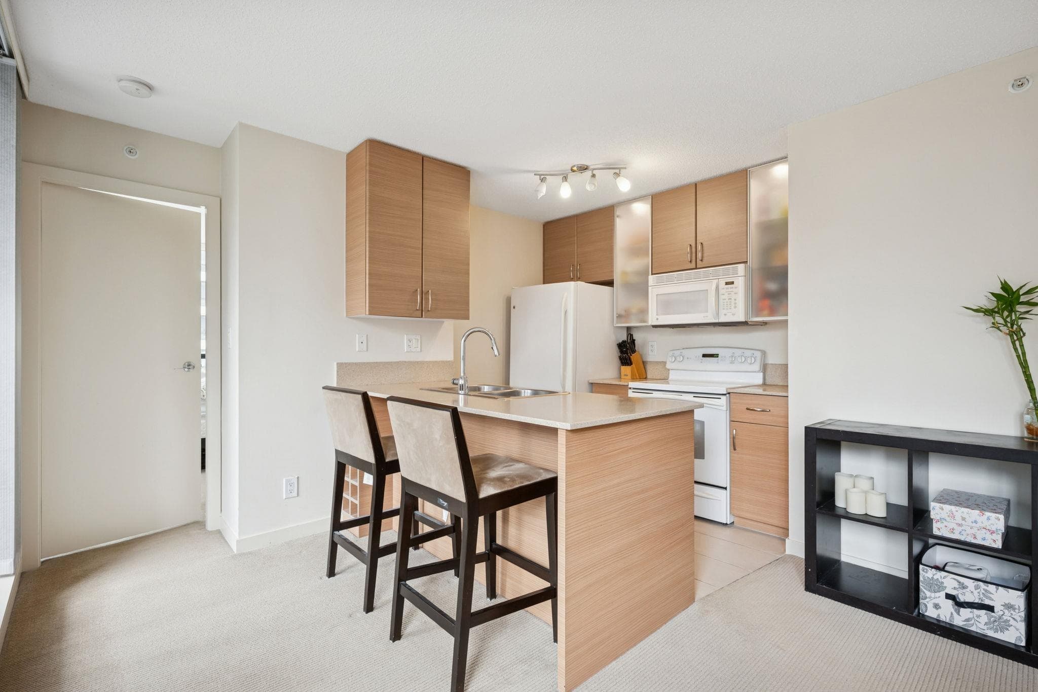 502 - 977 Mainland Street, Vancouver, V6B 1T2 — photo 4