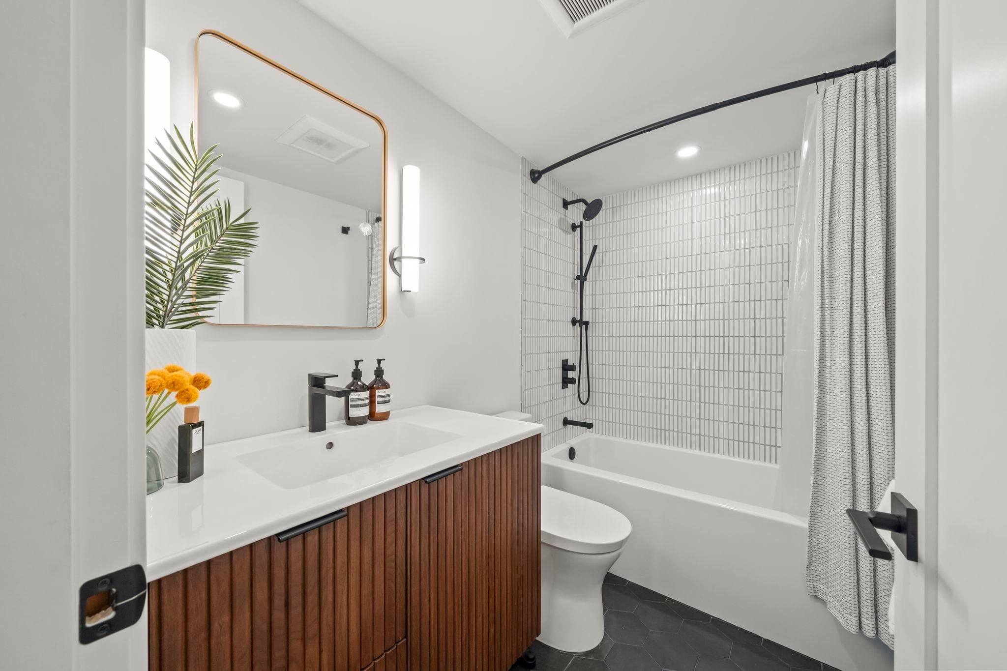 206 - 327 W 2nd Street, North Vancouver, V7M 1E2 — photo 4