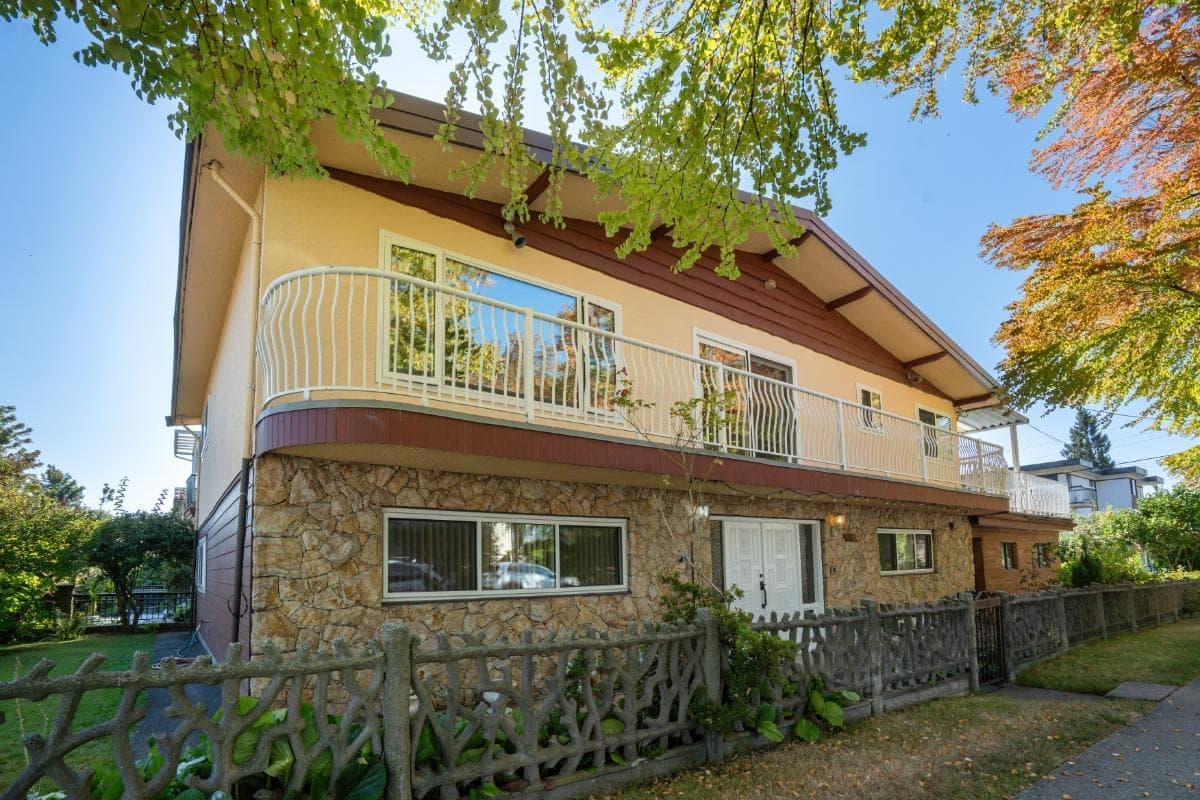 232 Macdonald Avenue, Burnaby, V5C 4M7 — photo 1