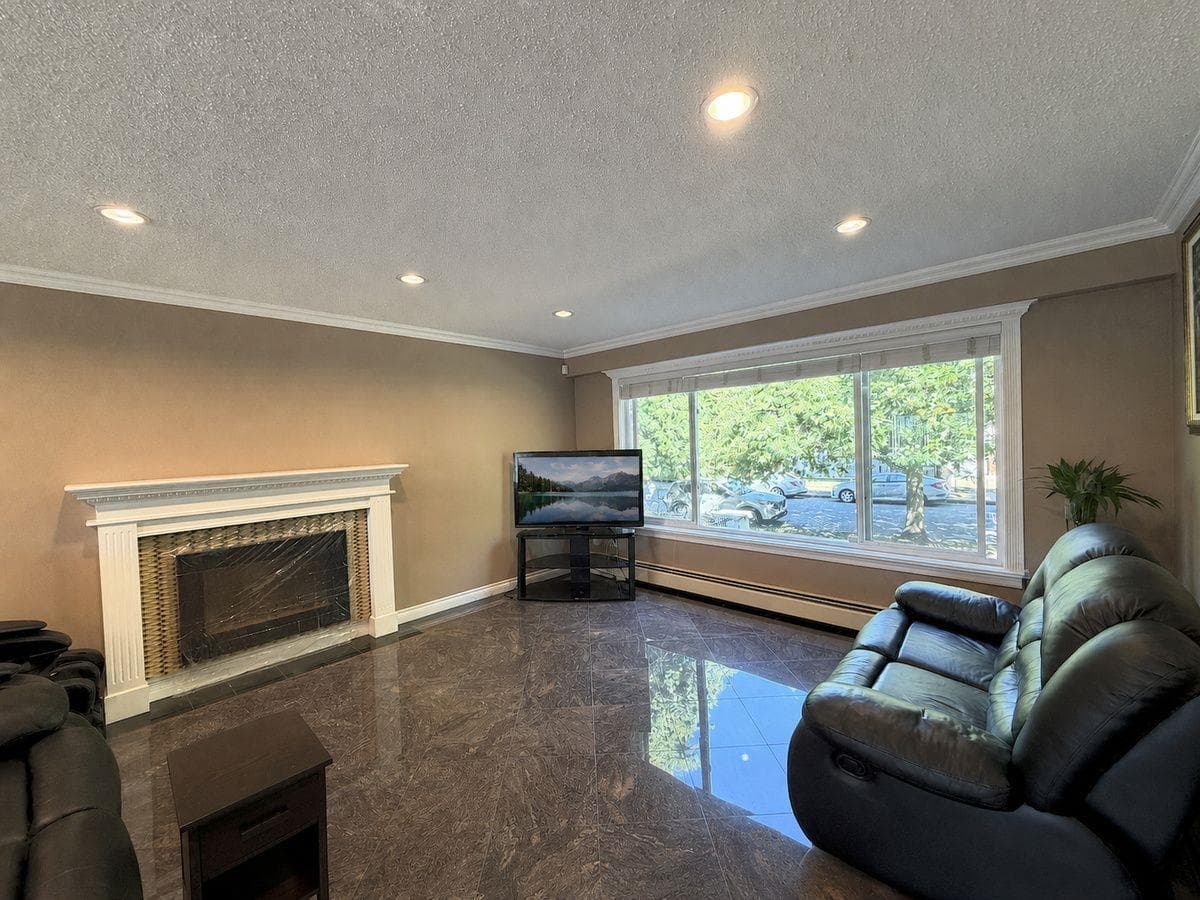 5885 Lincoln Street, Vancouver, V5R 4P8 — photo 2