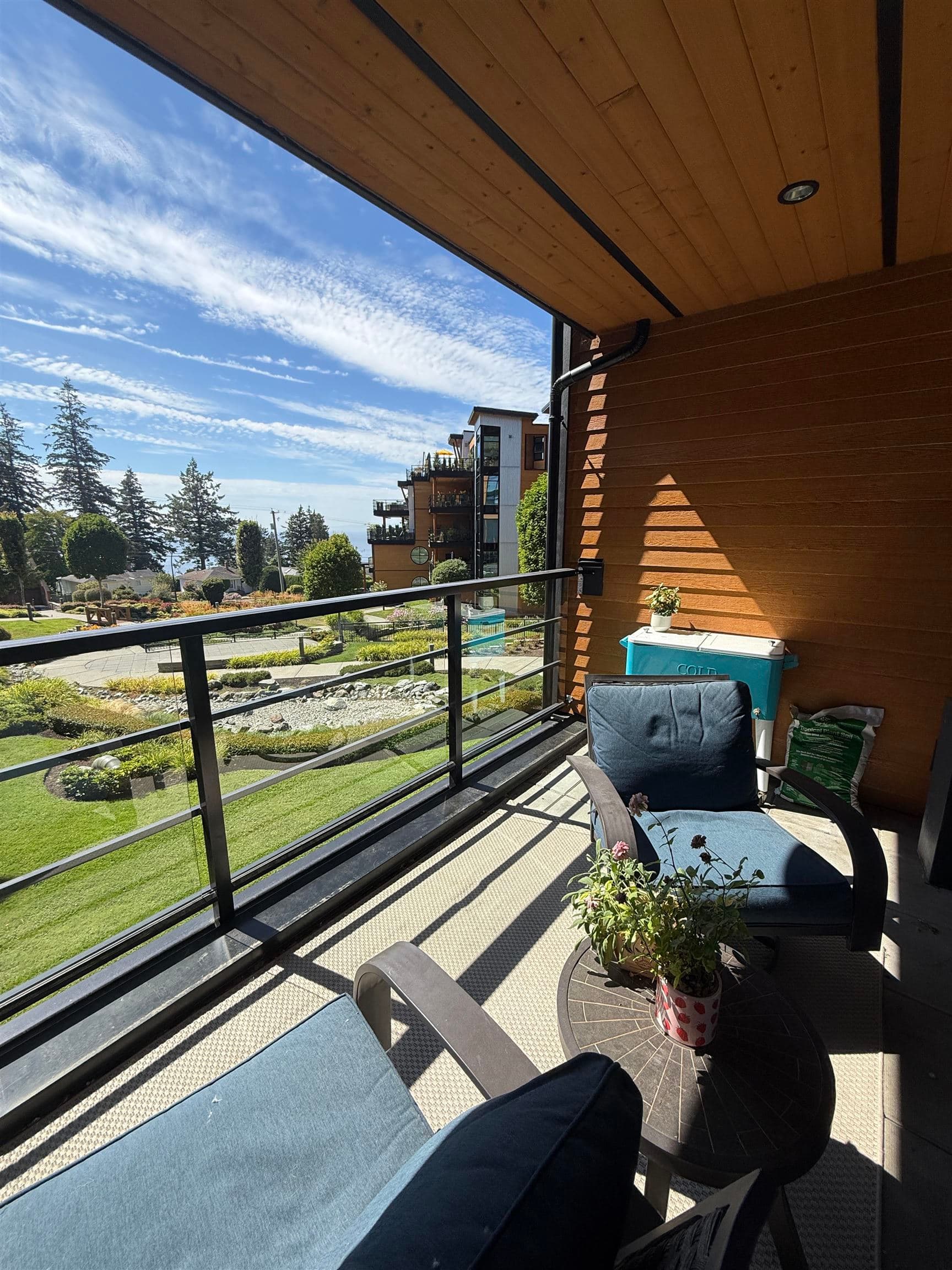 14855 Thrift Avenue, White Rock, V4B 2J7 — photo 5