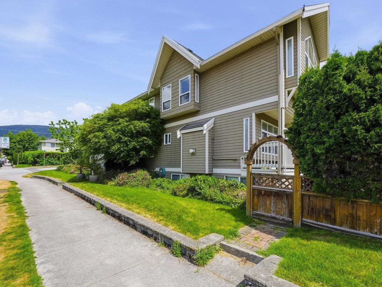 2048 St. Georges Avenue, North Vancouver, V7L 3K2 — photo 2