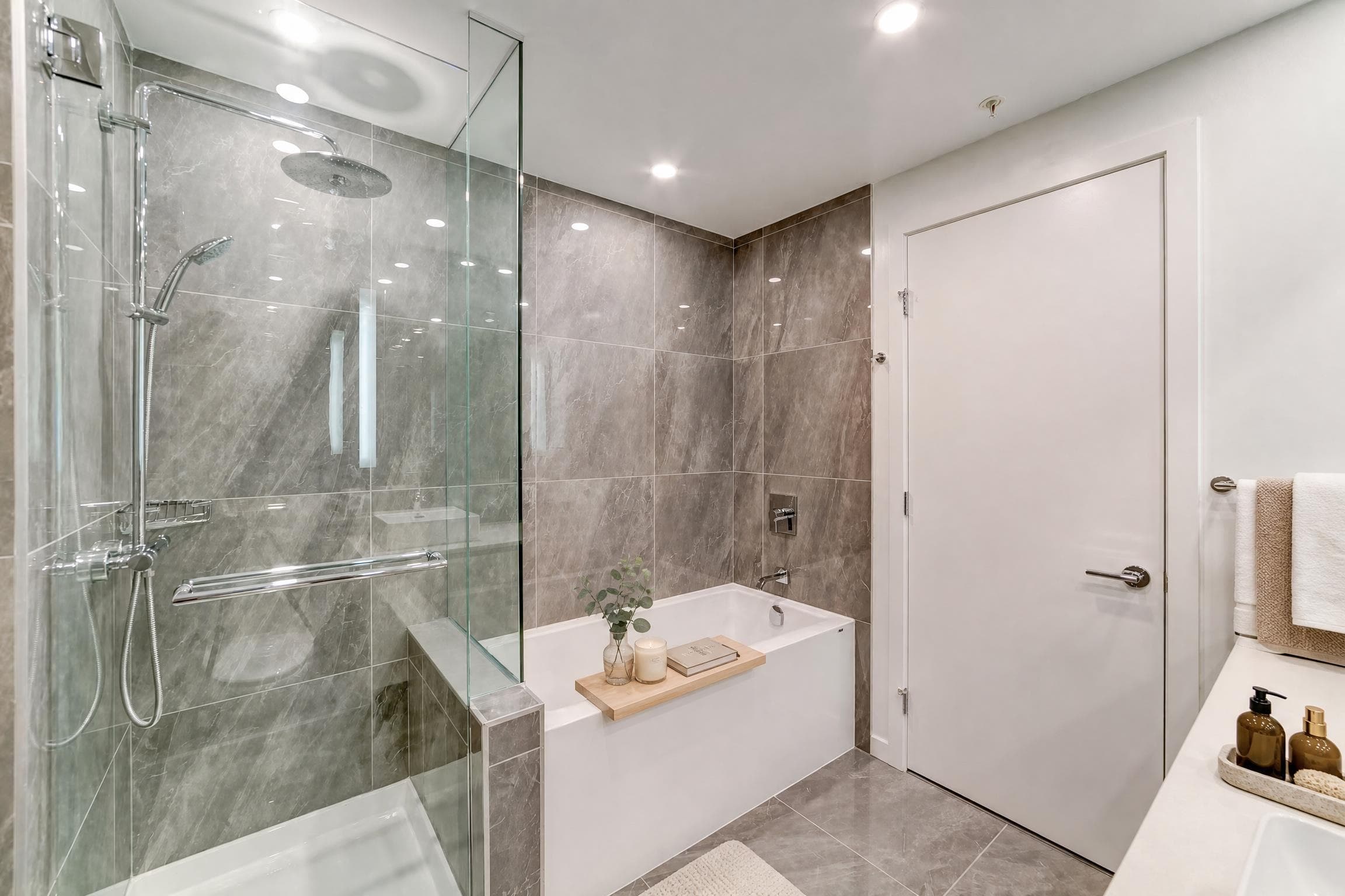 1405 - 5333 Goring Street, Burnaby, V5B 3A2 — photo 4