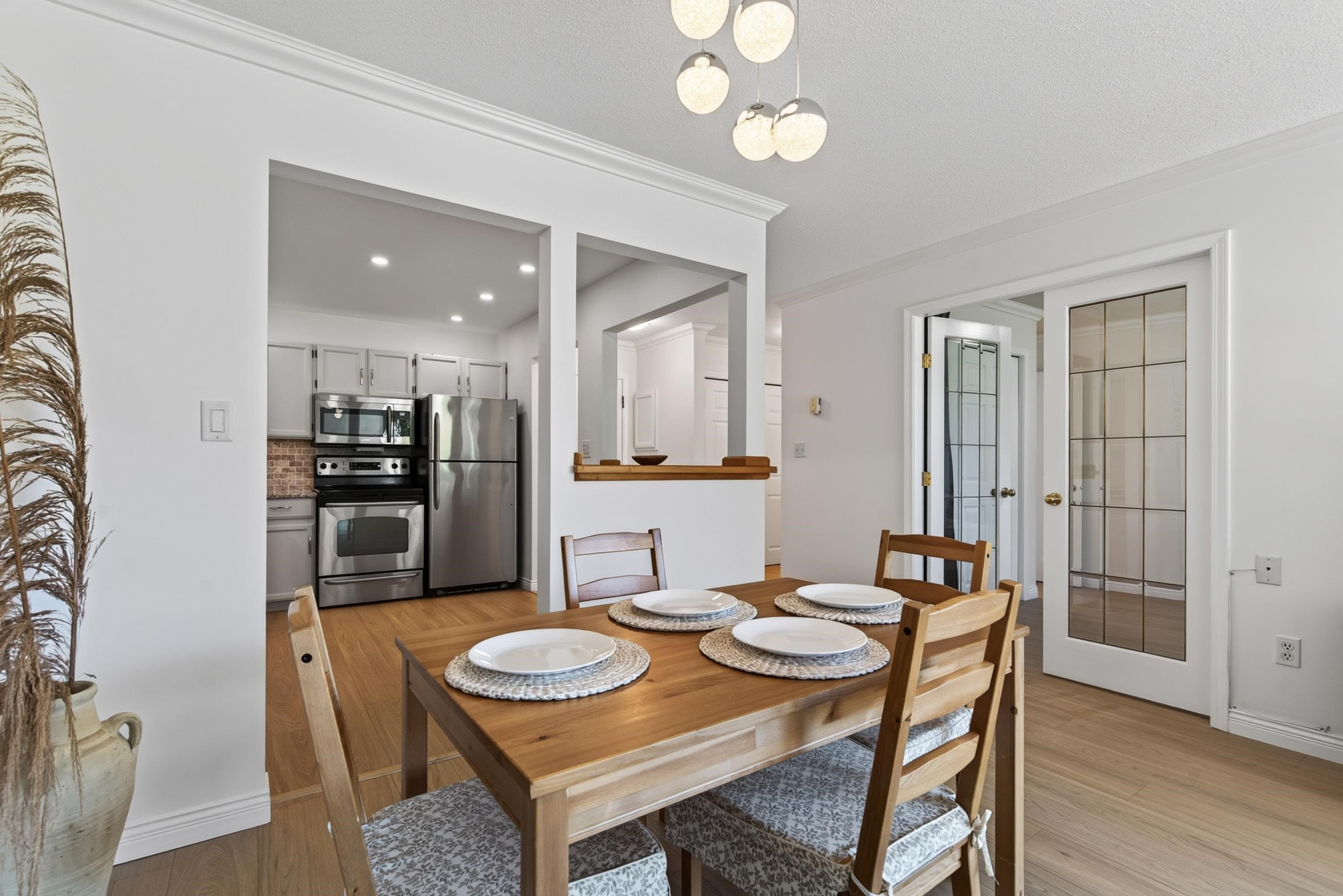 102 - 1350 Vidal Street, White Rock, V4B 5G6 — photo 2