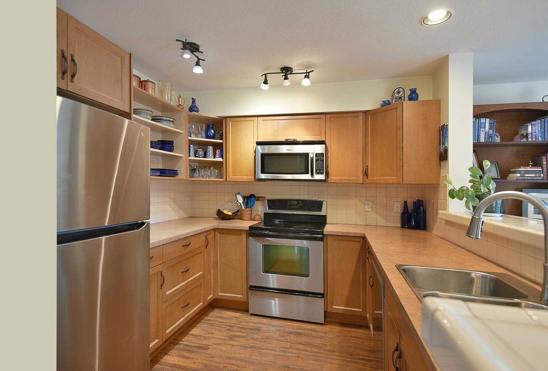 303 - 5711 Ebbtide Street, Sechelt, V7Z 0J5 — photo 1