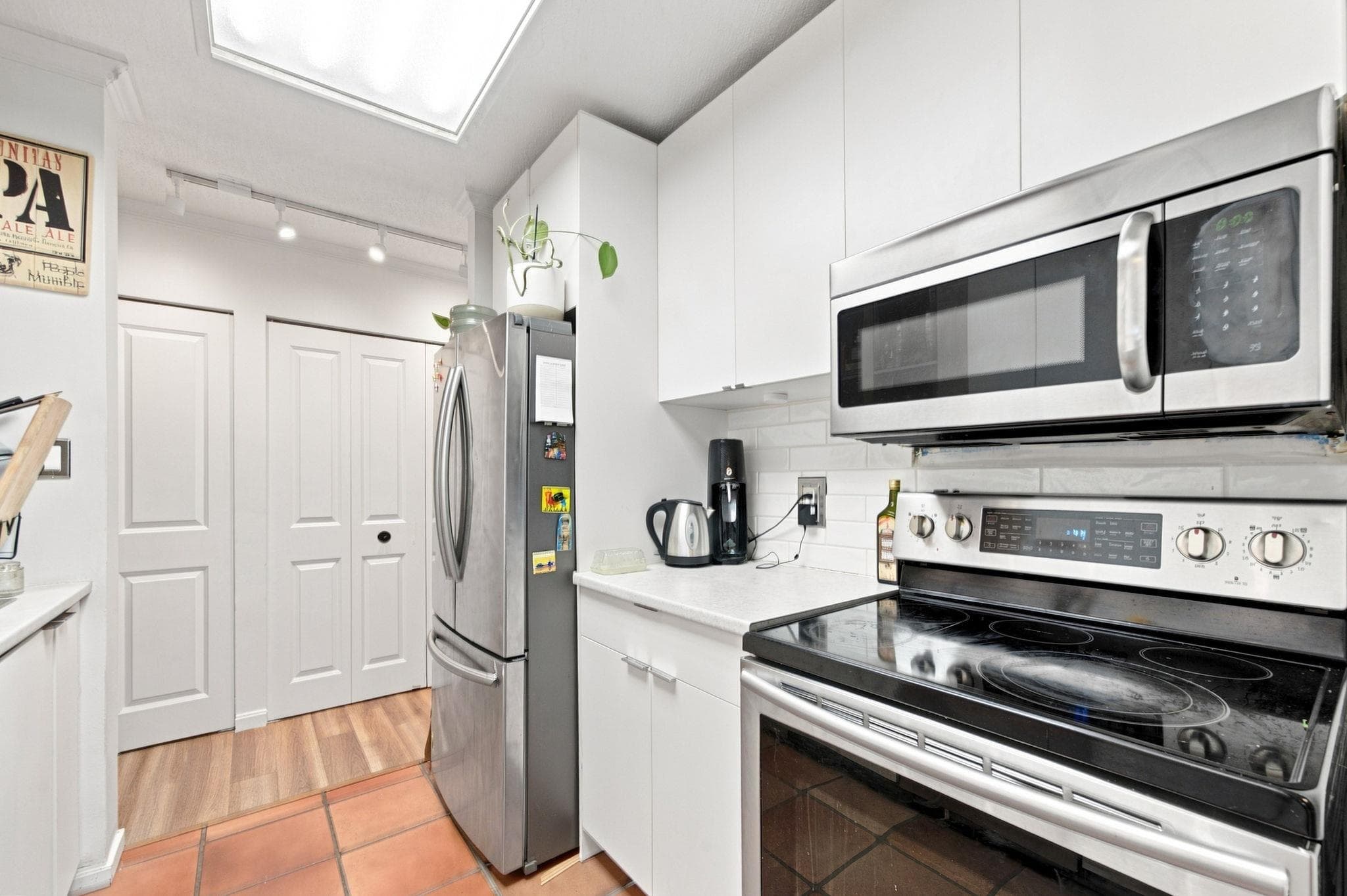 105 - 1510 W 1st Avenue, Vancouver, V6J 4S3 — photo 2