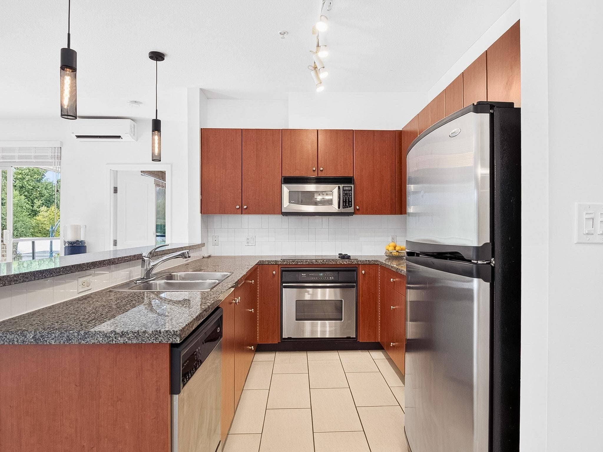 304 - 100 Capilano Road, Port Moody, V3H 5M9 — photo 5