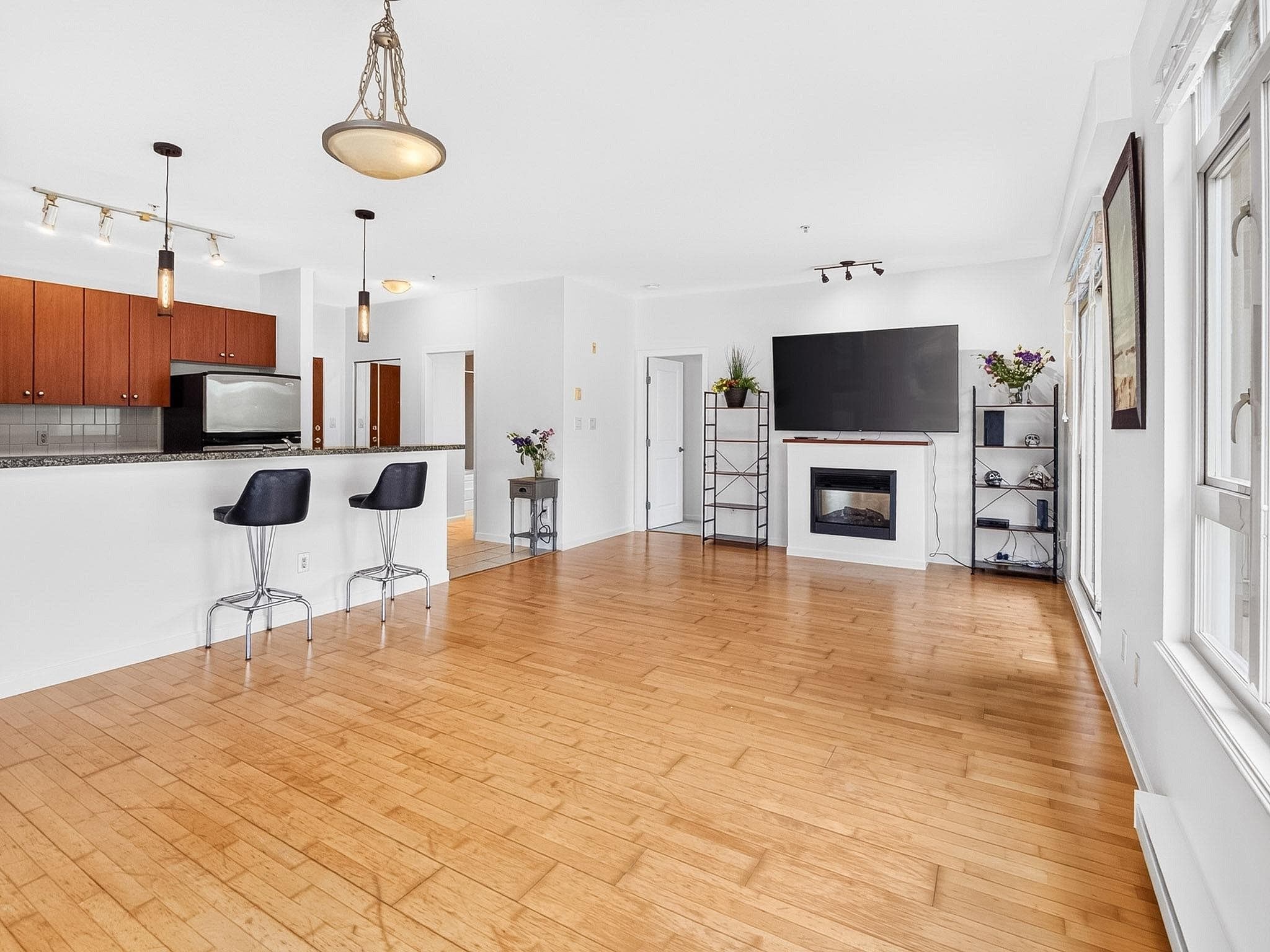 304 - 100 Capilano Road, Port Moody, V3H 5M9 — photo 4