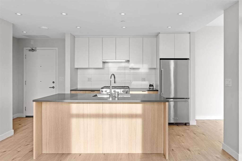 210X - 3430 E Kent South Avenue, Vancouver