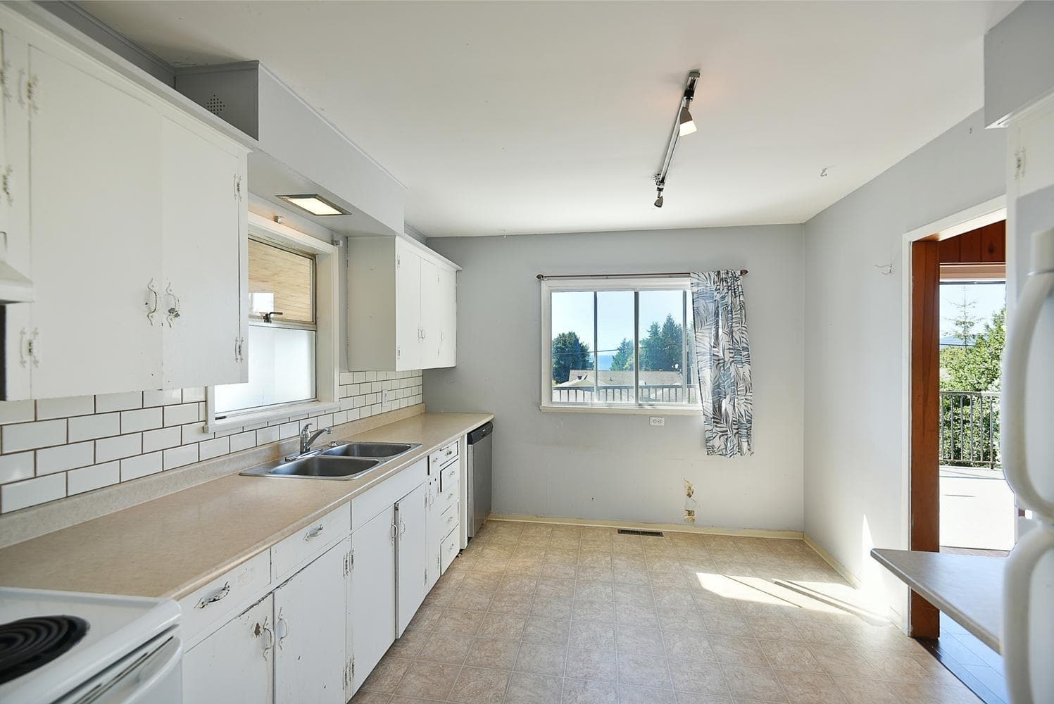 4726 Laurel Avenue, Sechelt, V7Z 0E7 — photo 4