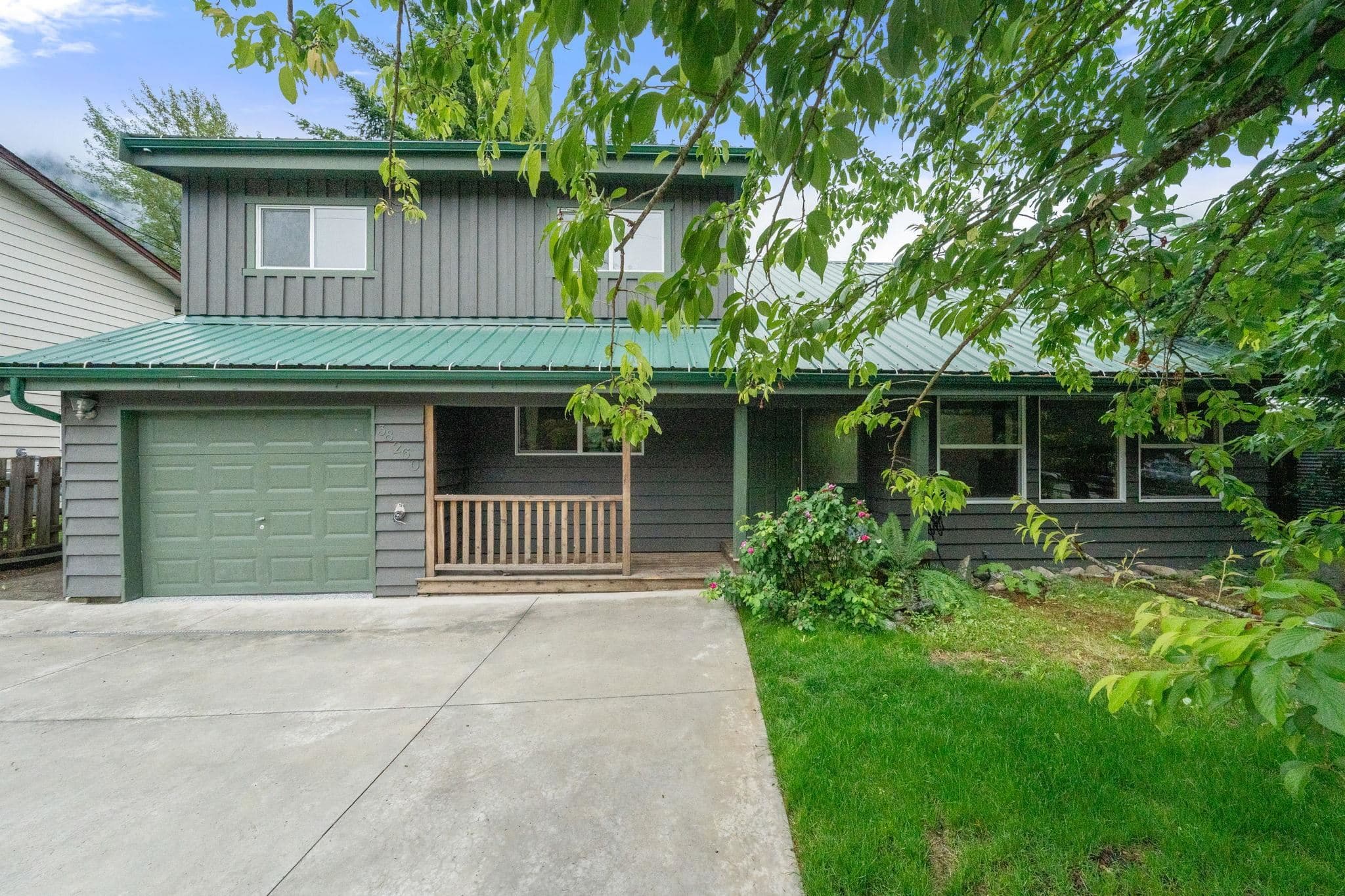 38260 Westway Avenue, Squamish, V8B 0Y5 — photo 2