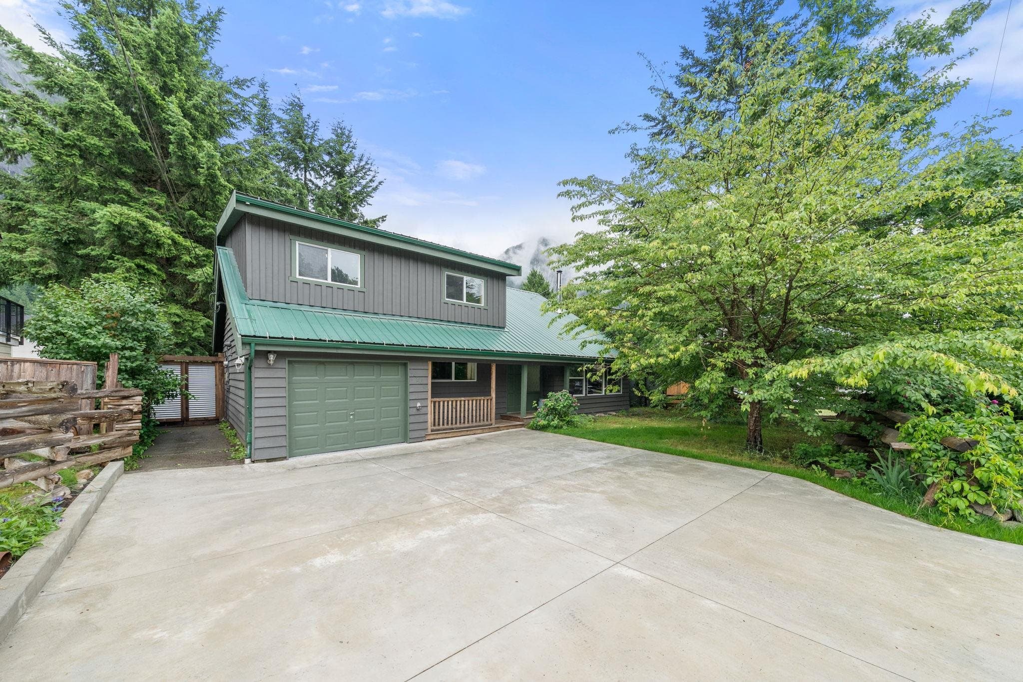 38260 Westway Avenue, Squamish, V8B 0Y5 — photo 1