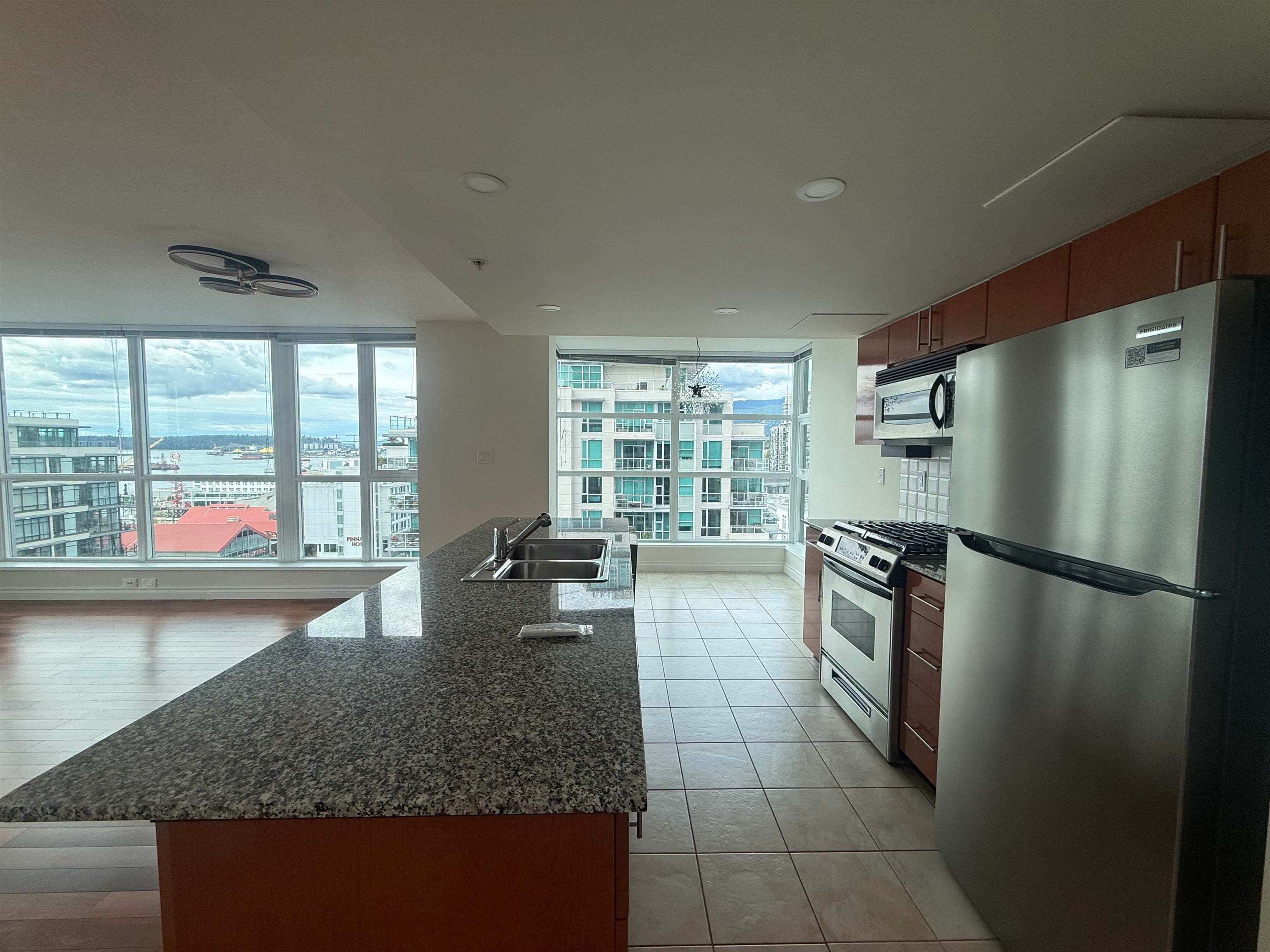 1206 - 188 E Esplanade, North Vancouver, V7L 4Y1 — photo 2