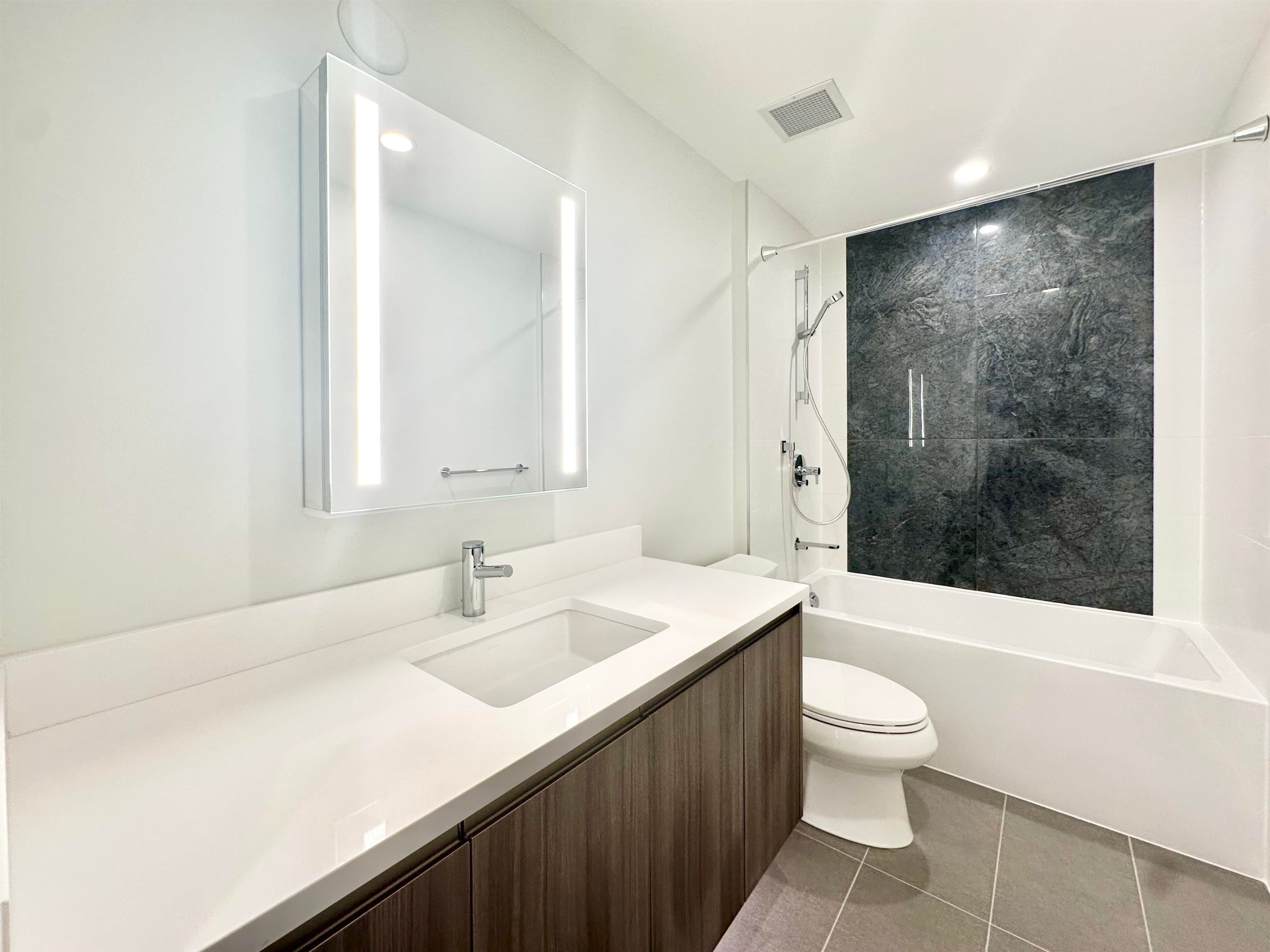 303 - 485 63rd Ave, Vancouver, V5X 3J3 — photo 2