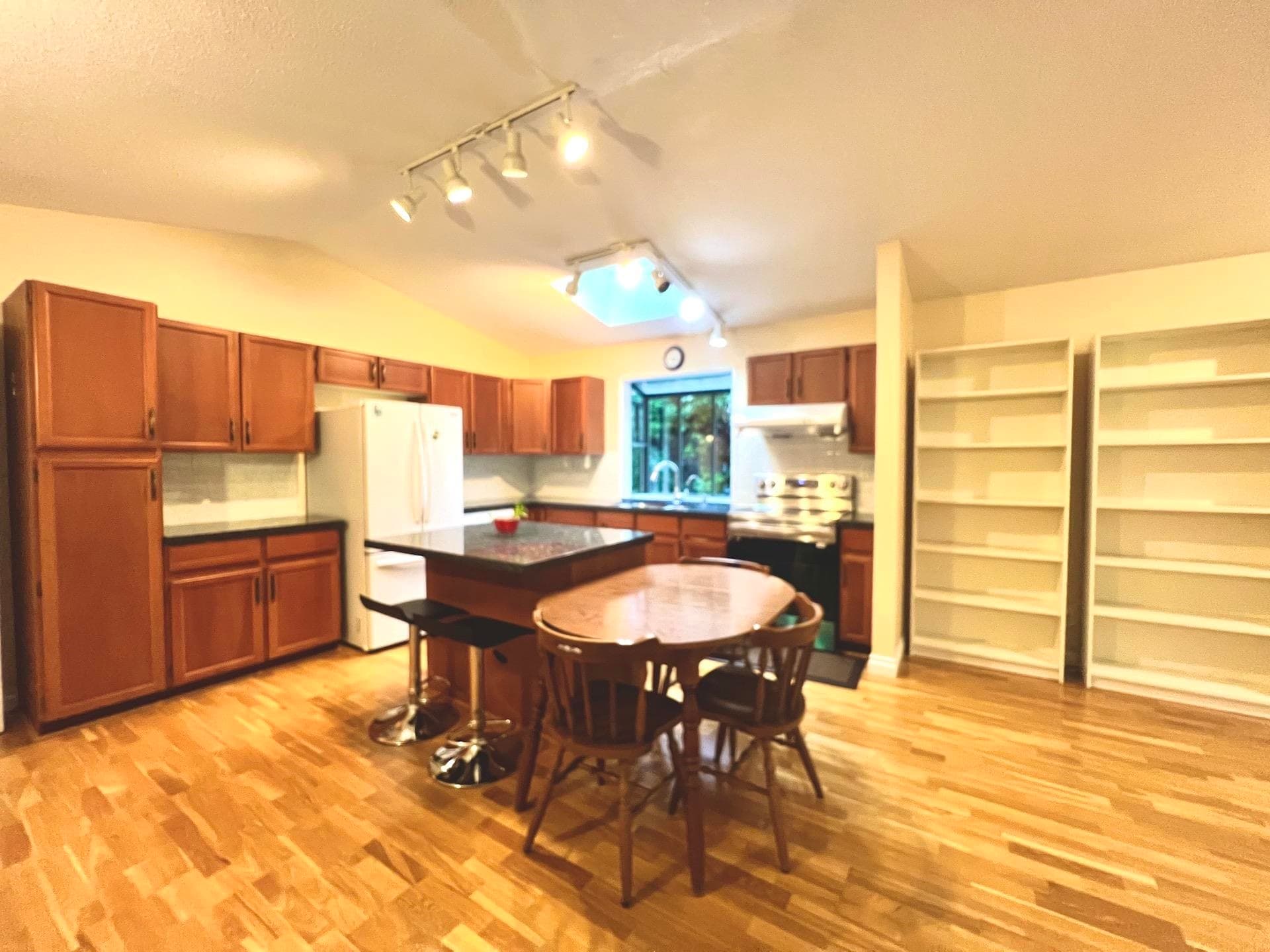 1909 E Southmere Crescent, Surrey, V4A 6Z1 — photo 5