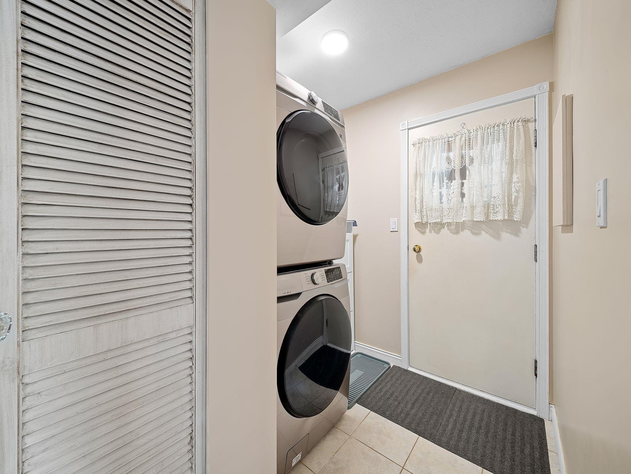 17213 59a Avenue, Surrey, V3S 5S4 — photo 4