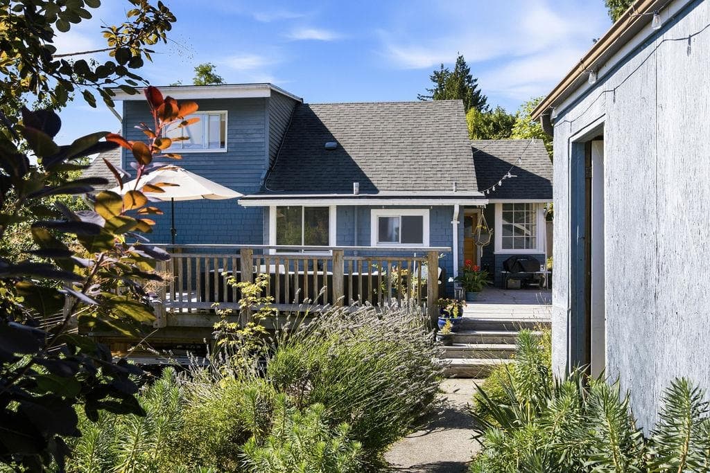 633 Beach Avenue, Gibsons, V0N 1V9 — photo 1