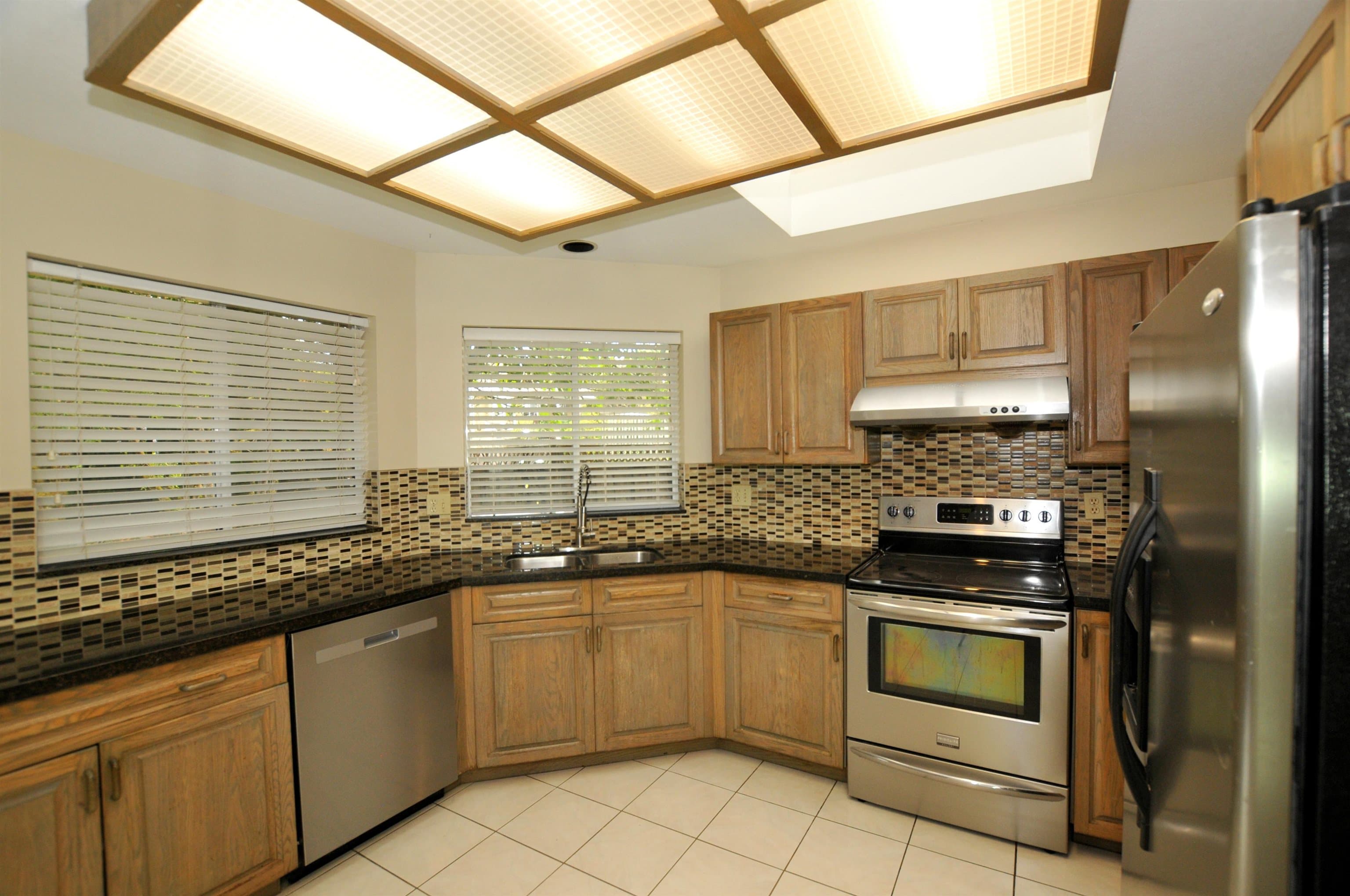 6823 Grant Place, Burnaby, V5B 4X4 — photo 5