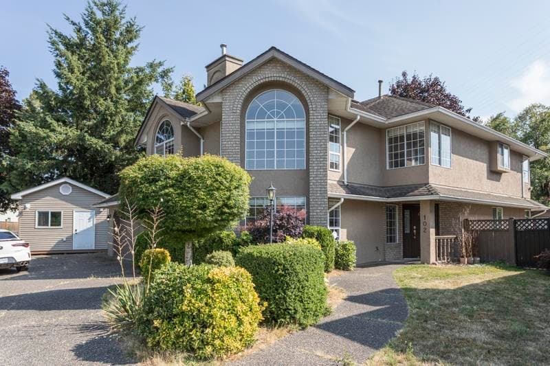 102 Viscount Place, New Westminster, V3M 6L4 — photo 1