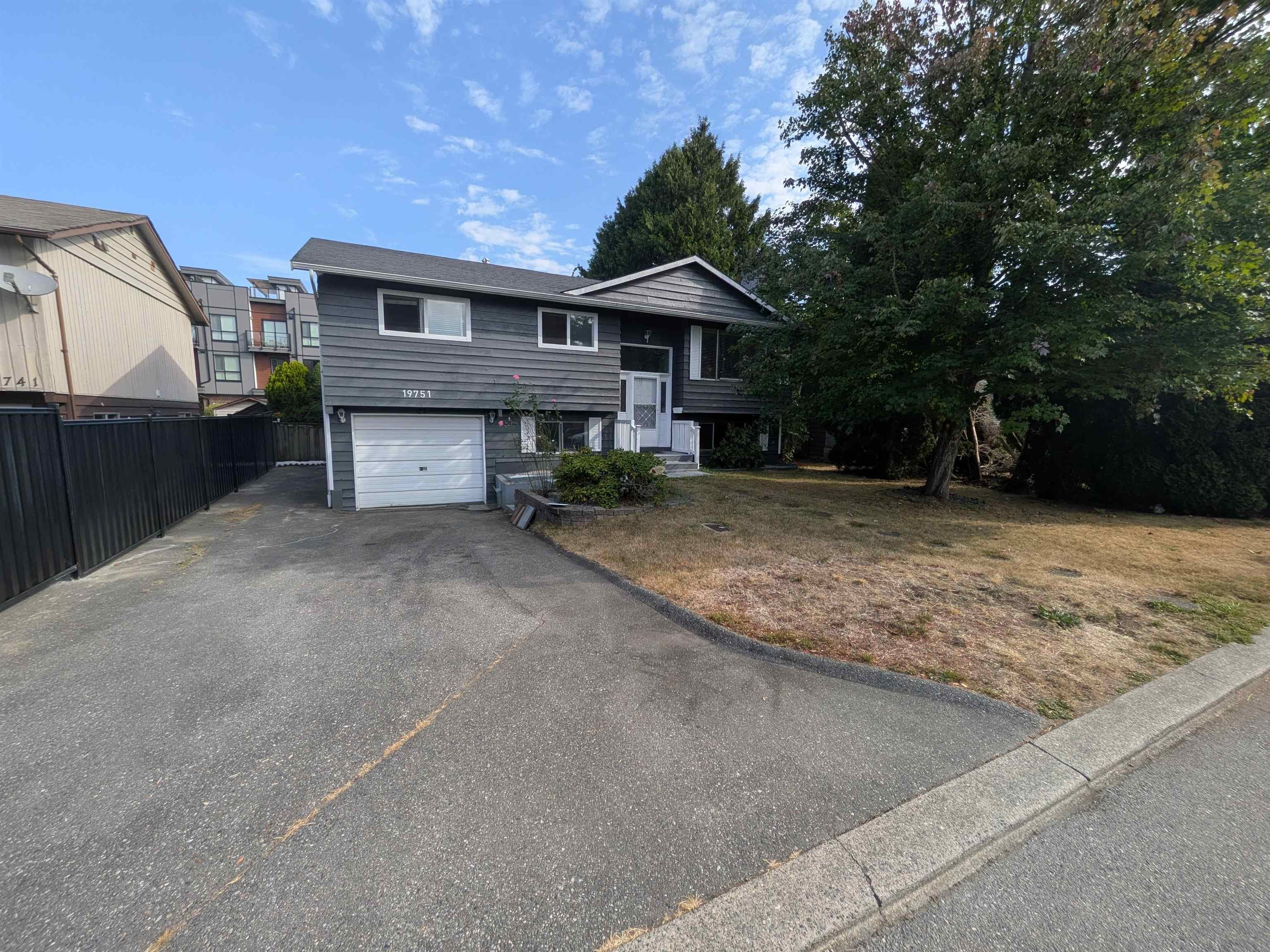 19751 54a Avenue, Langley, V3A 3W4 — photo 1