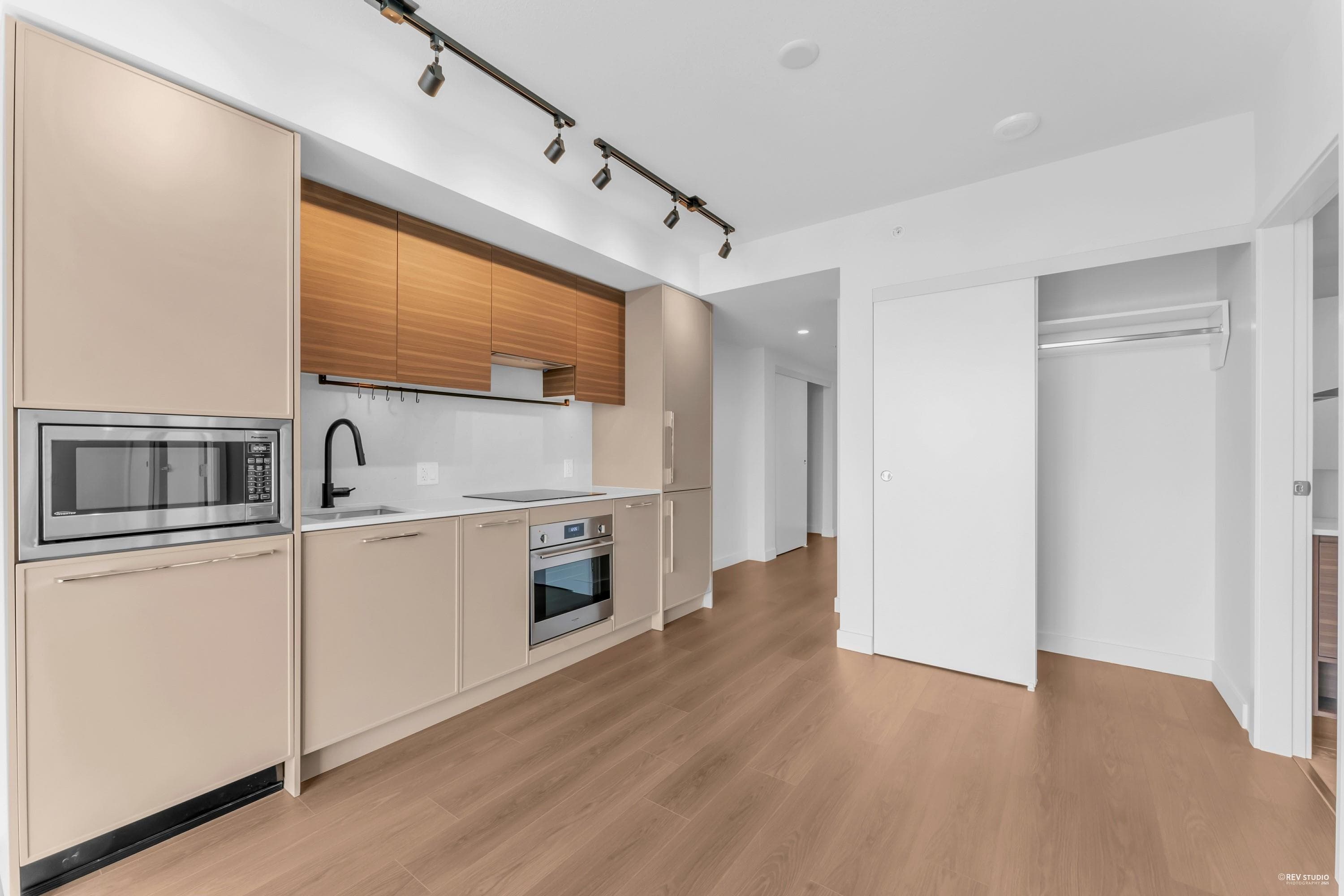 2801 - 13745 George Junction, Surrey, V3T 0V8 — photo 3