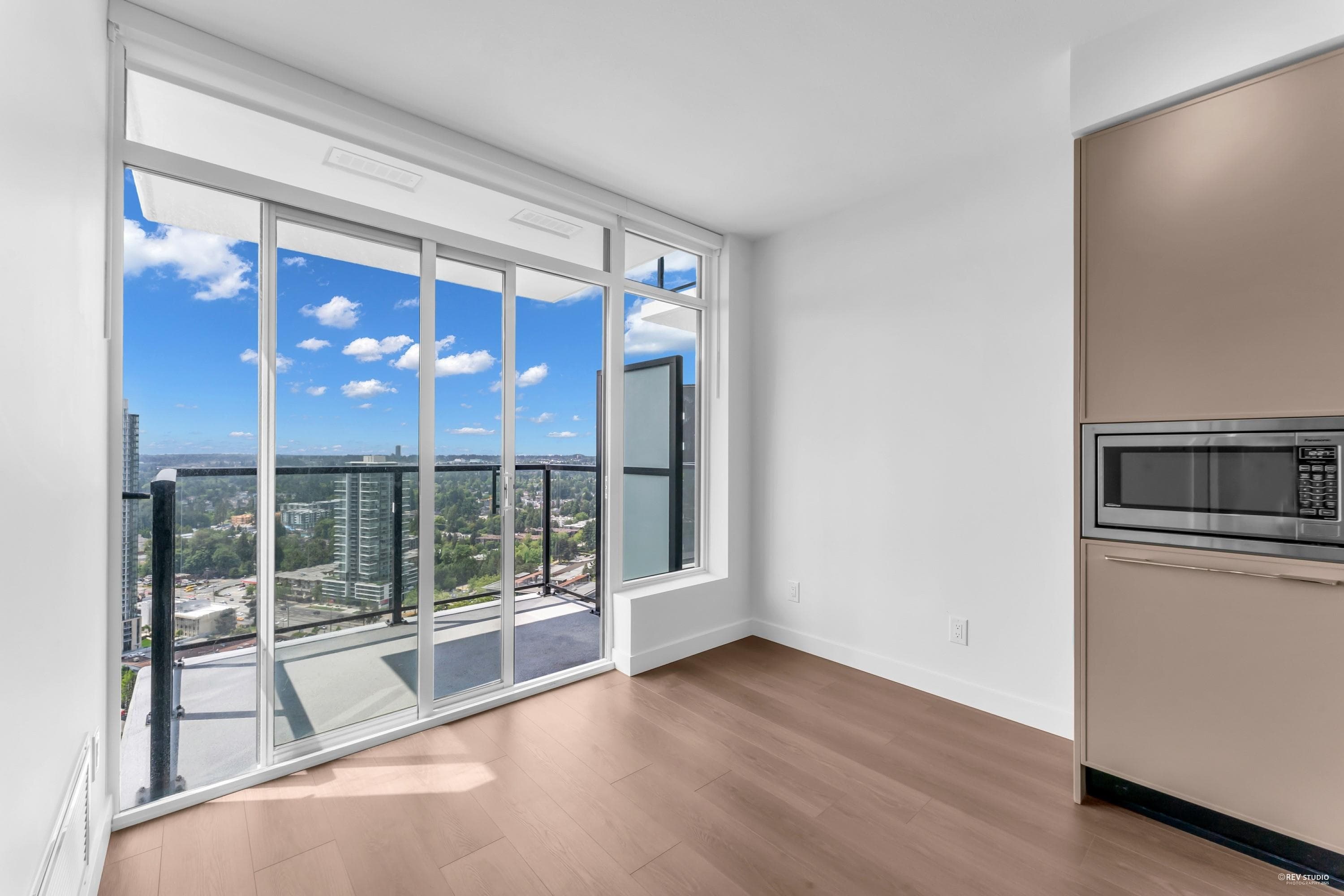 2801 - 13745 George Junction, Surrey, V3T 0V8 — photo 4