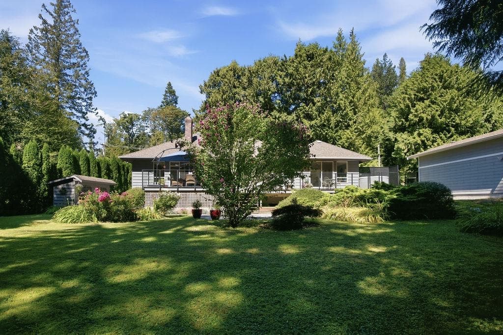 7321 Redrooffs Road, Sechelt, V7Z 0T3 — photo 1