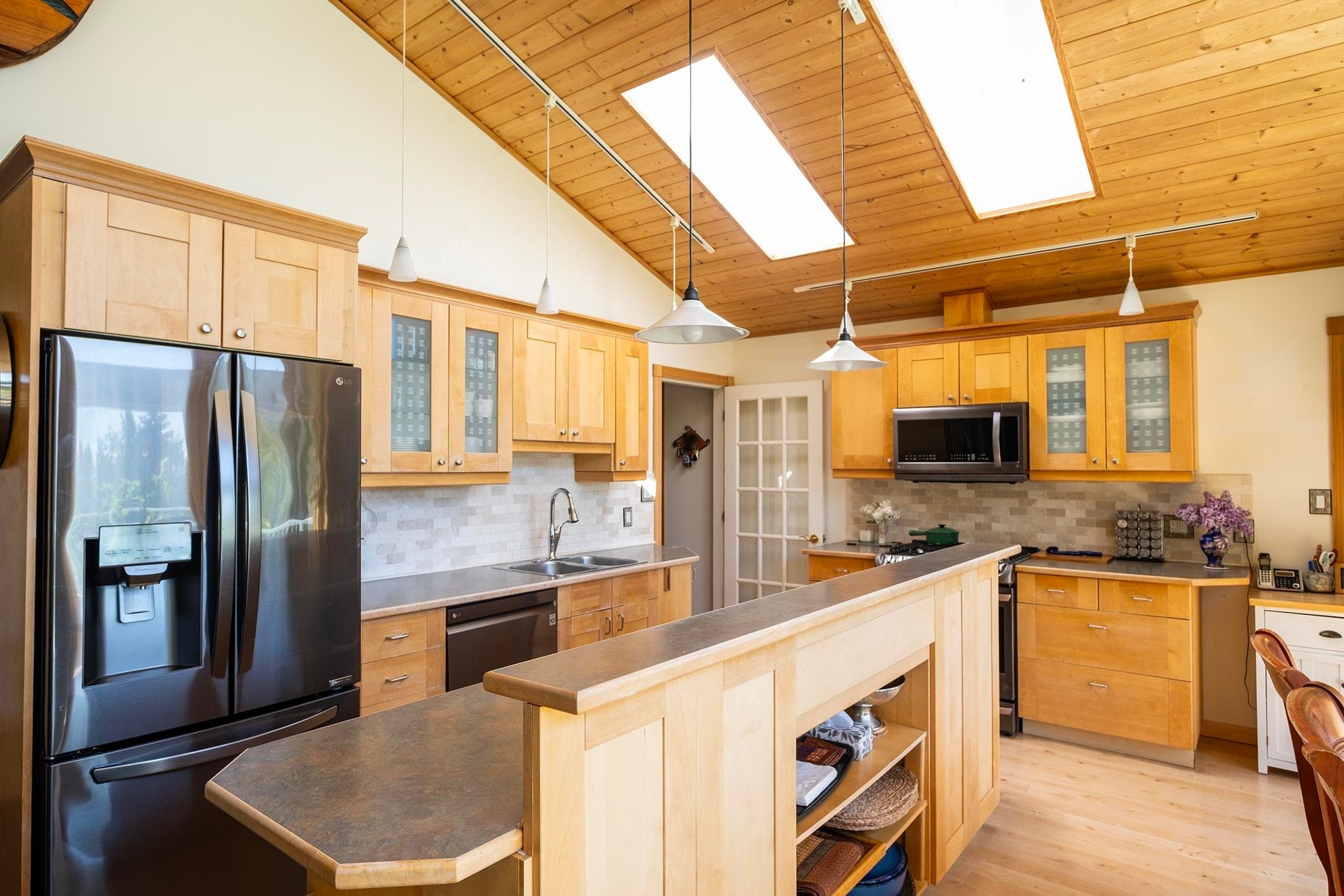 2556 Lower Road, Roberts Creek, V0N 2W4 — photo 3