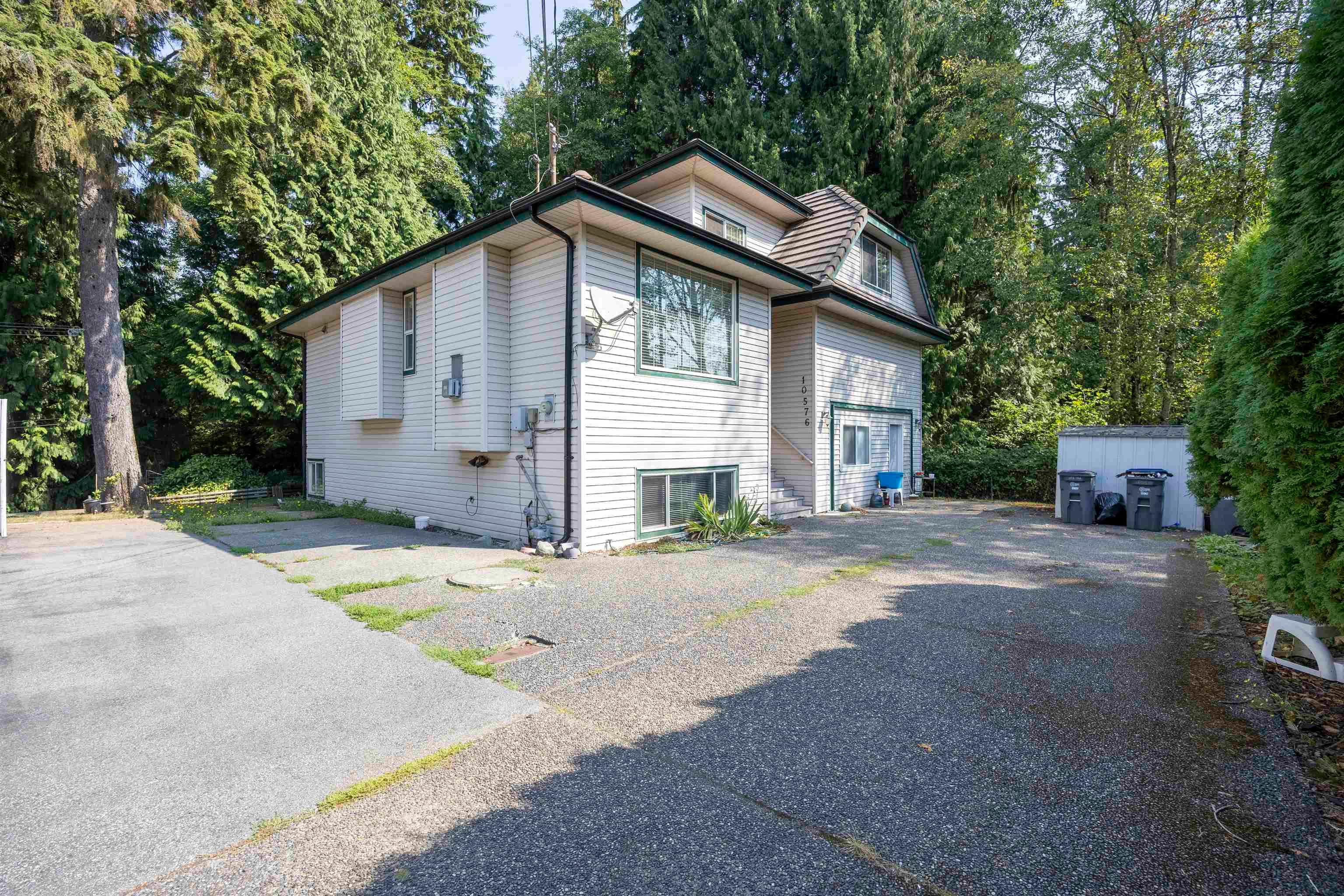 10576 154a Street, Surrey, V3R 4K1 — photo 1