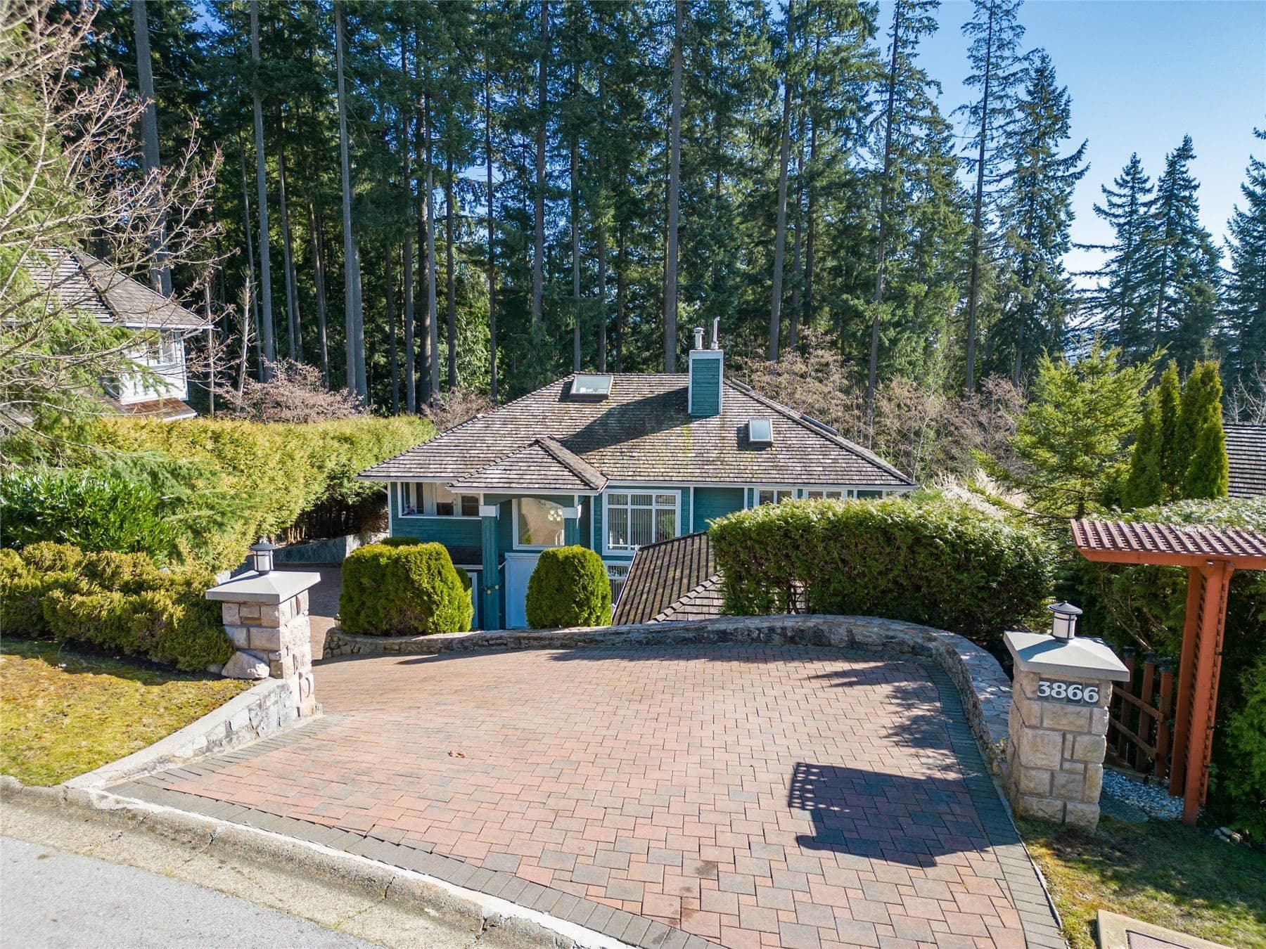 3866 Michener Way, North Vancouver, V7K 3C7 — photo 2