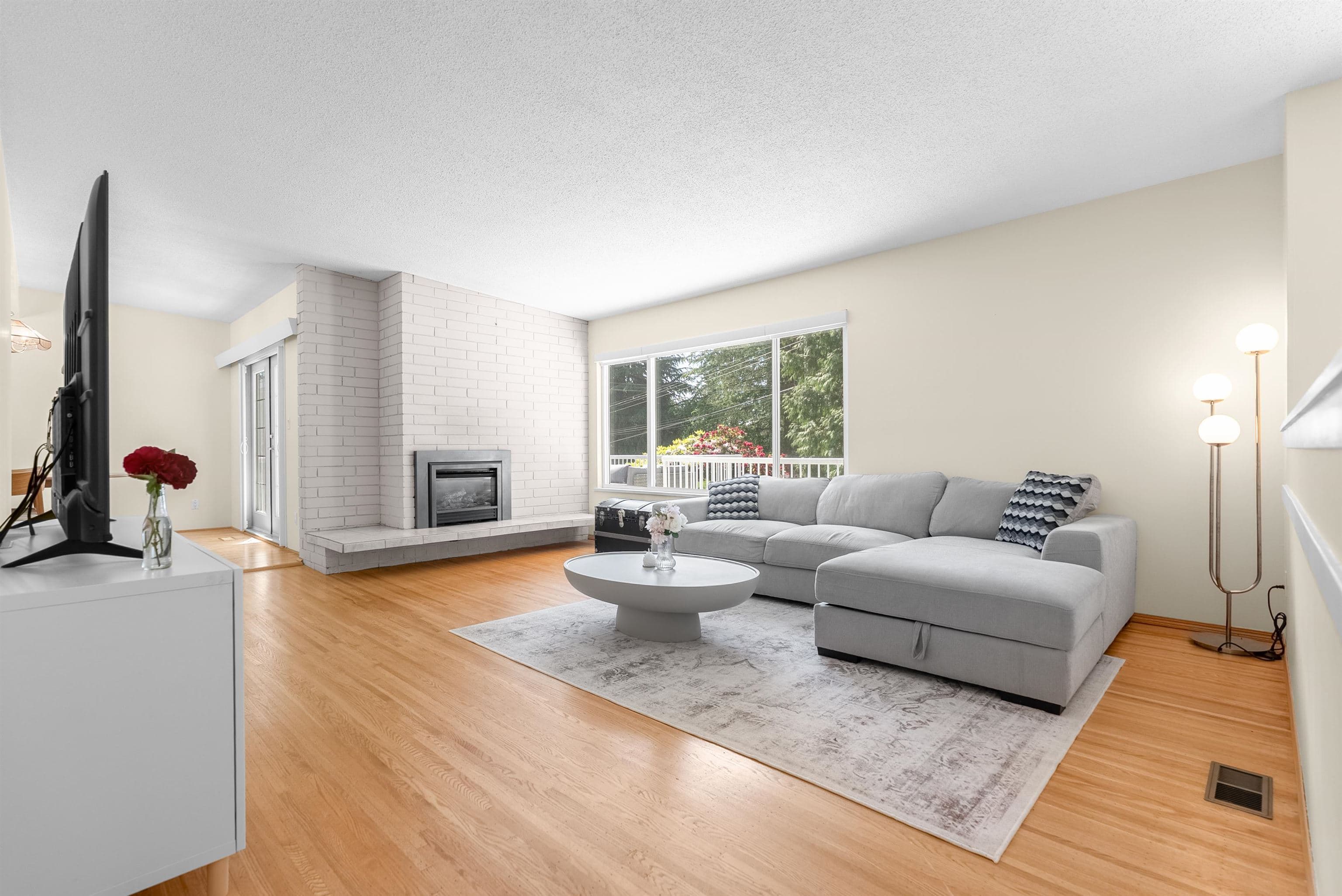 646 E Windsor Road, North Vancouver, V7N 1K7 — photo 2