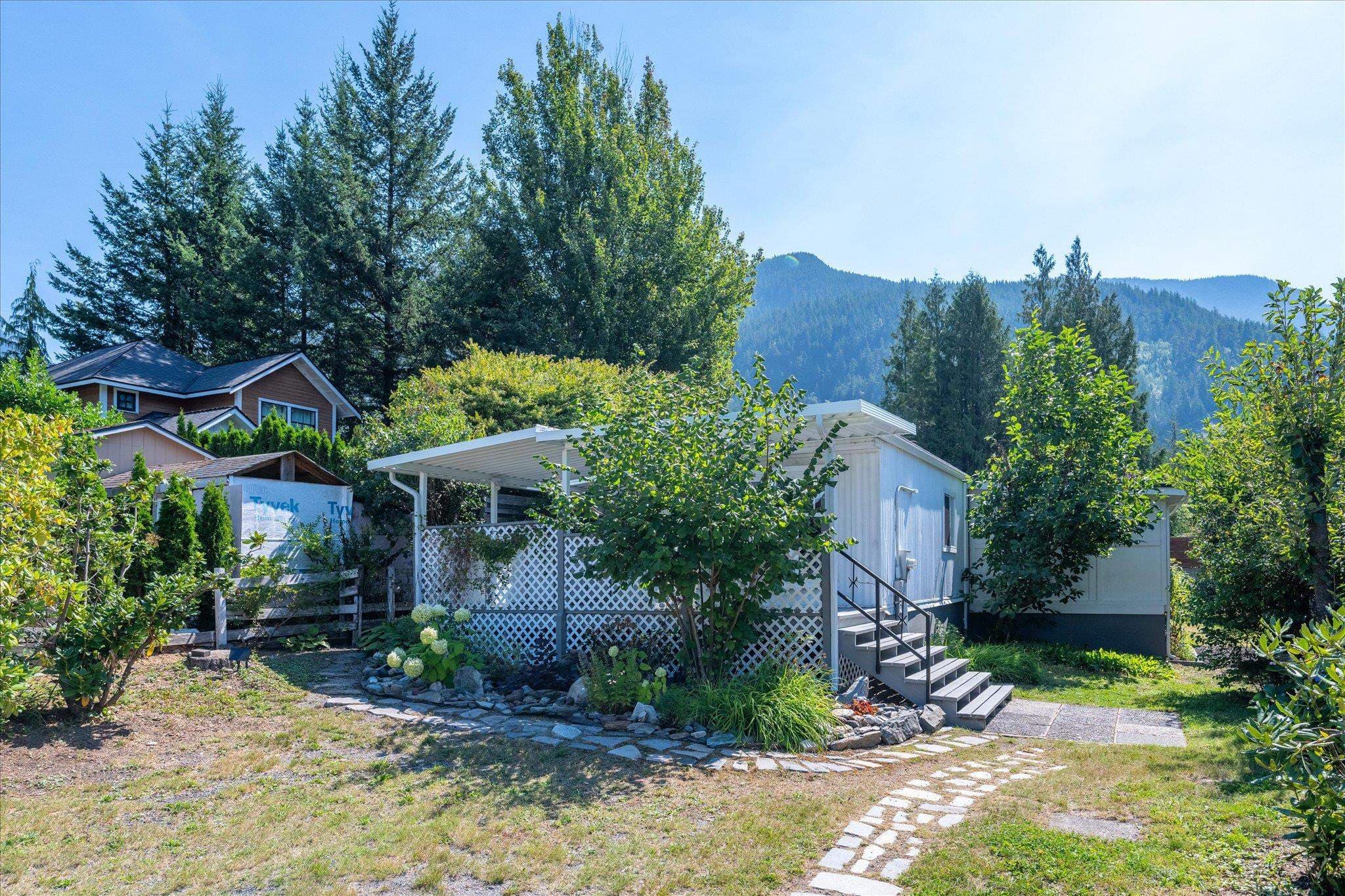 827 Minaty Lane, Britannia Beach, V0N 1J0 — photo 2