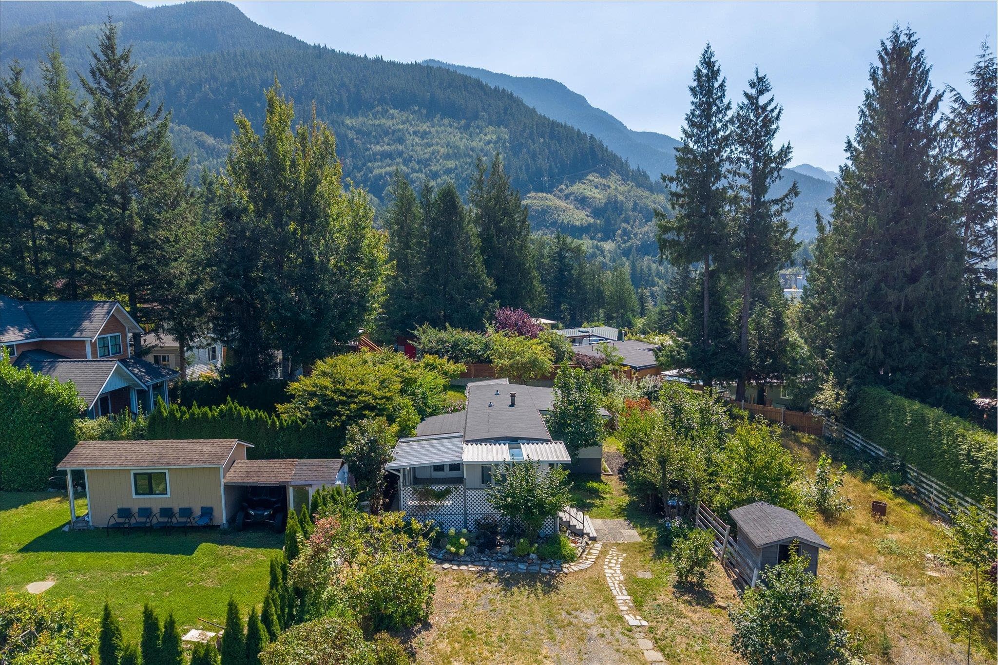 827 Minaty Lane, Britannia Beach, V0N 1J0 — photo 1