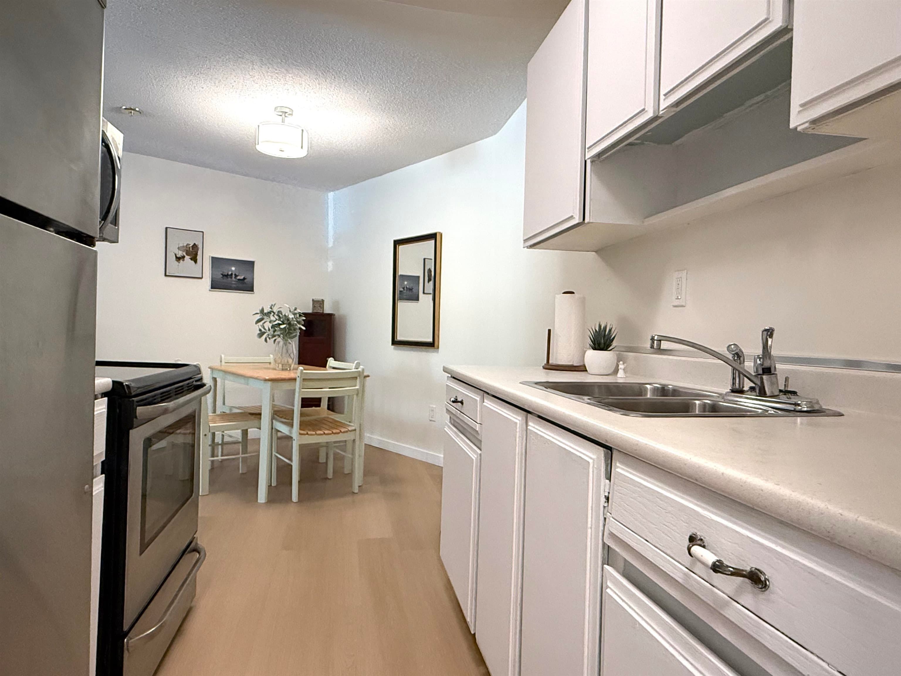 218 - 15020 North Bluff Road, White Rock, V4B 5A4 — photo 2