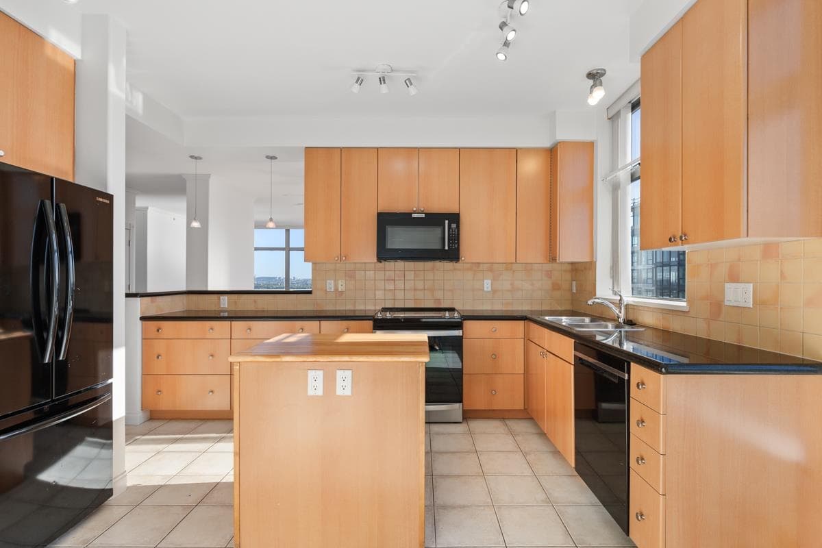 1406 - 160 E 13th Street, North Vancouver, V7L 2L5 — photo 3