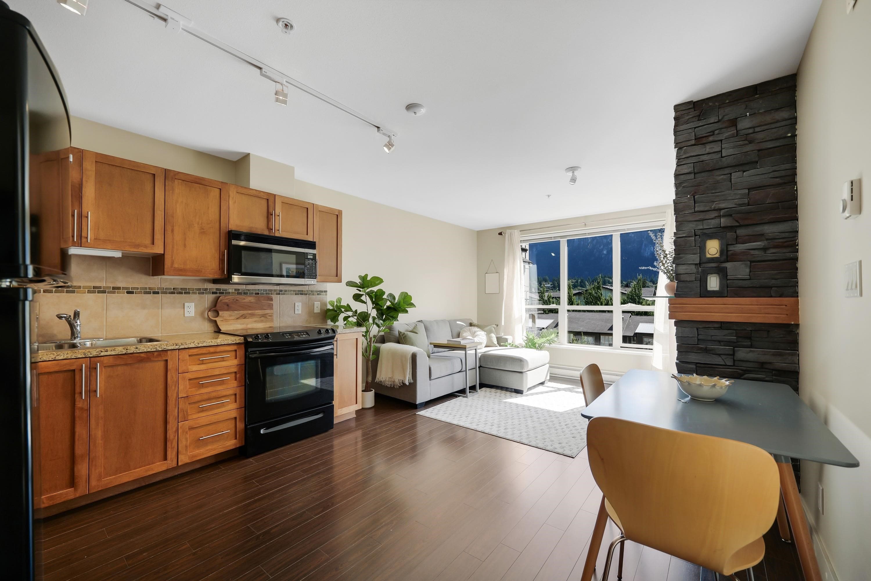 504 - 1211 Village Green Way, Squamish, V8B 0R7 — photo 3