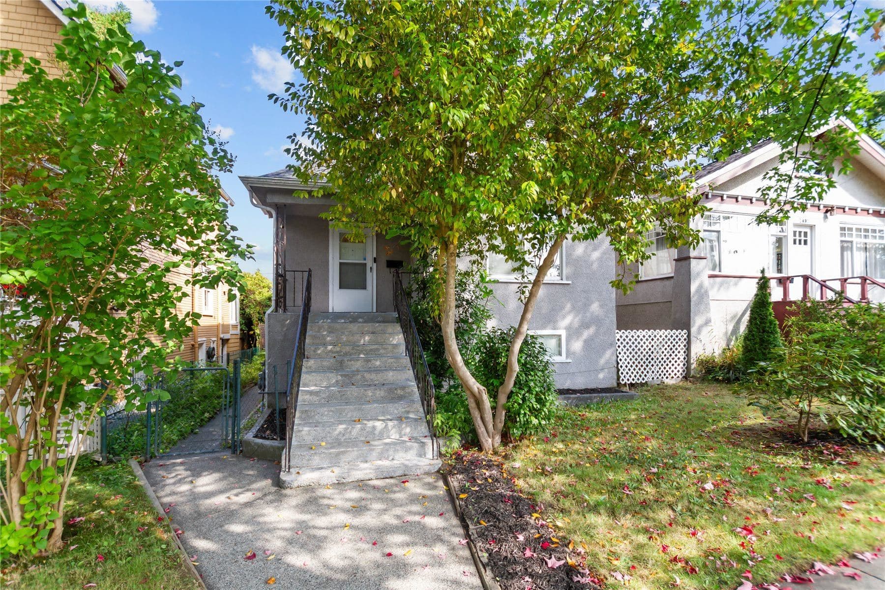 2461 Dundas Street, Vancouver, V5K 1P5 — photo 1