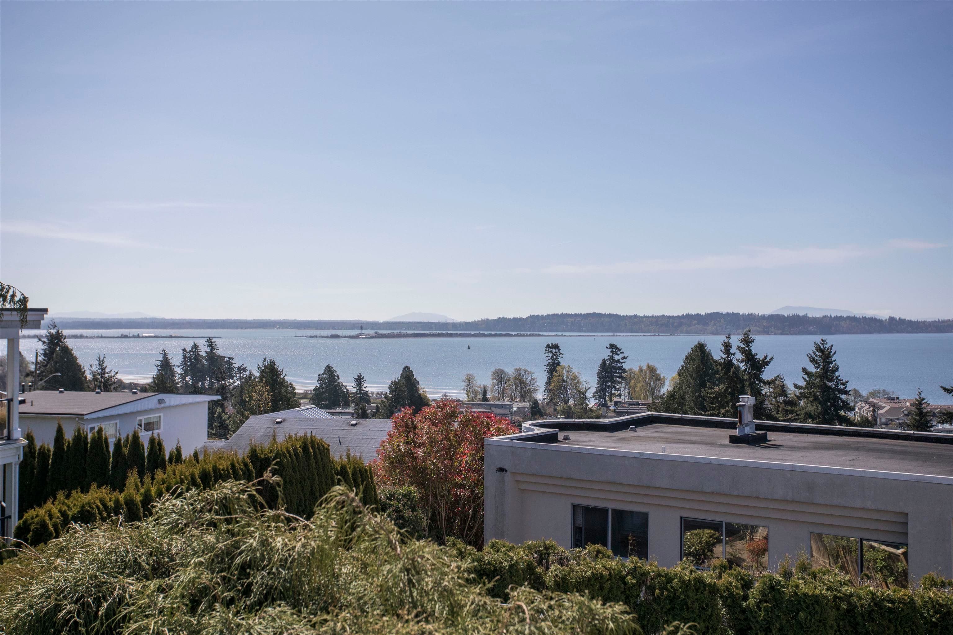 15662 Semiahmoo Avenue, White Rock, V4B 1V4 — photo 1