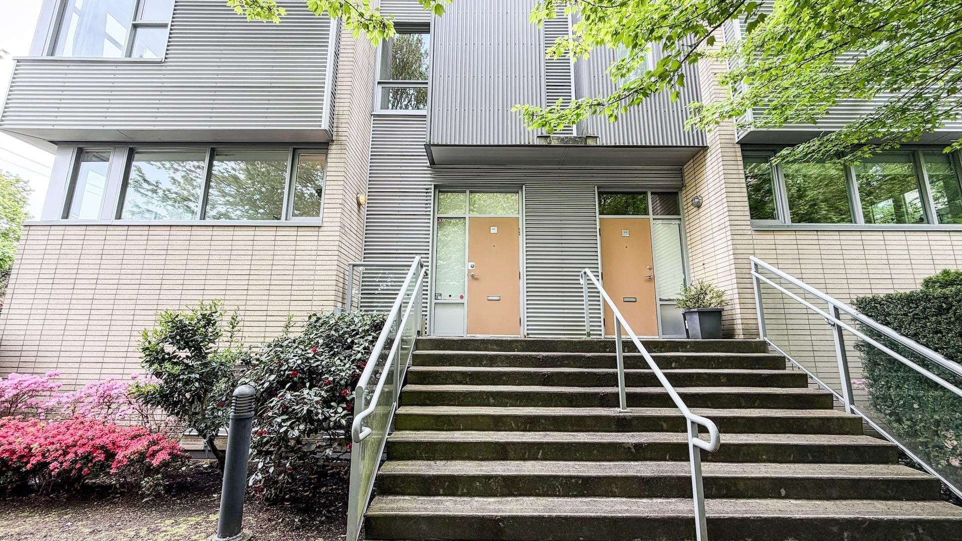 390 E 11th Ave, Vancouver, V5T 4V9 — photo 2