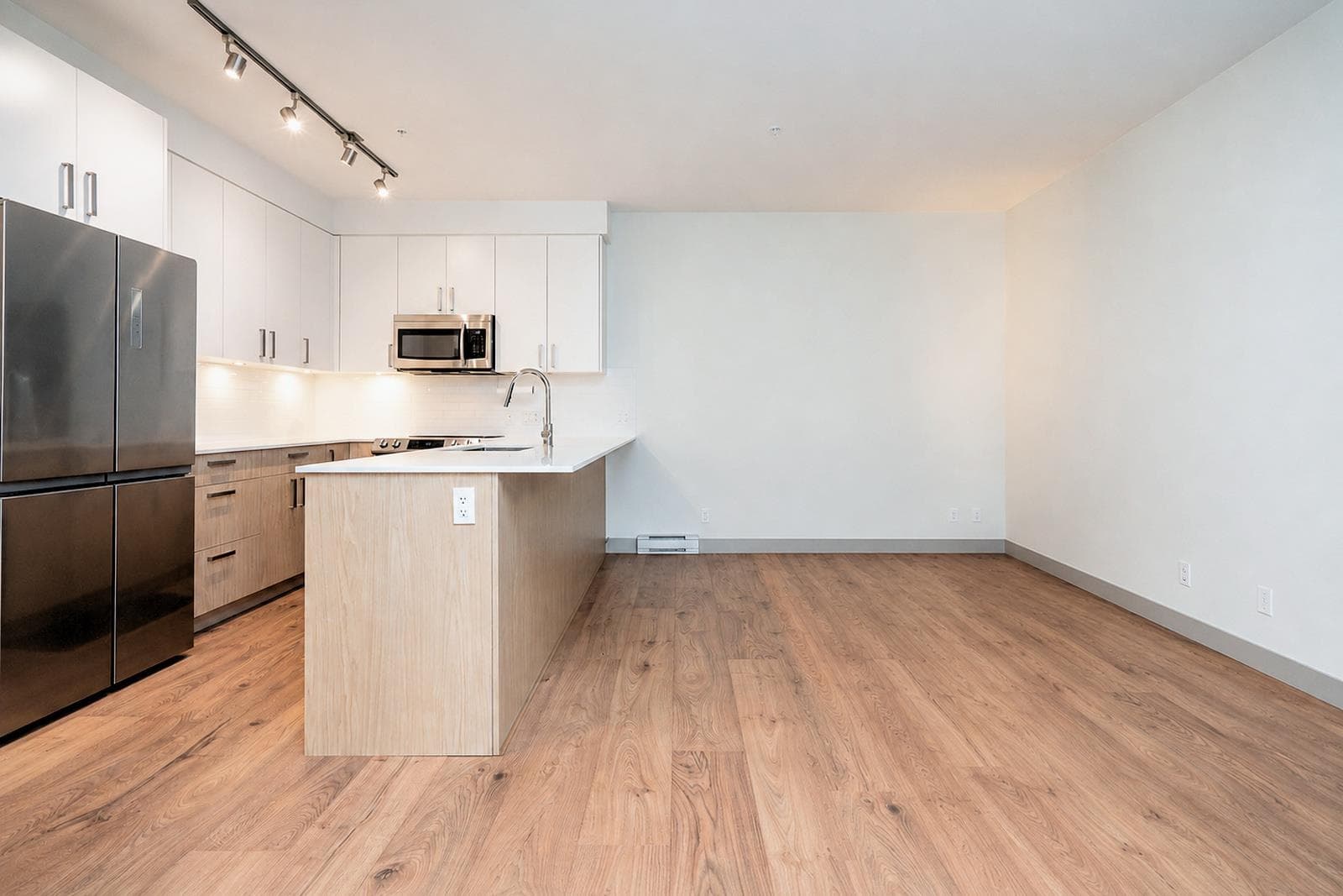 210 - 6968 Royal Oak Avenue, Burnaby, V5J 4J2 — photo 2