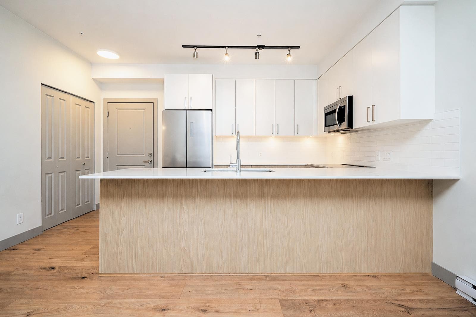 210 - 6968 Royal Oak Avenue, Burnaby, V5J 4J2 — photo 1