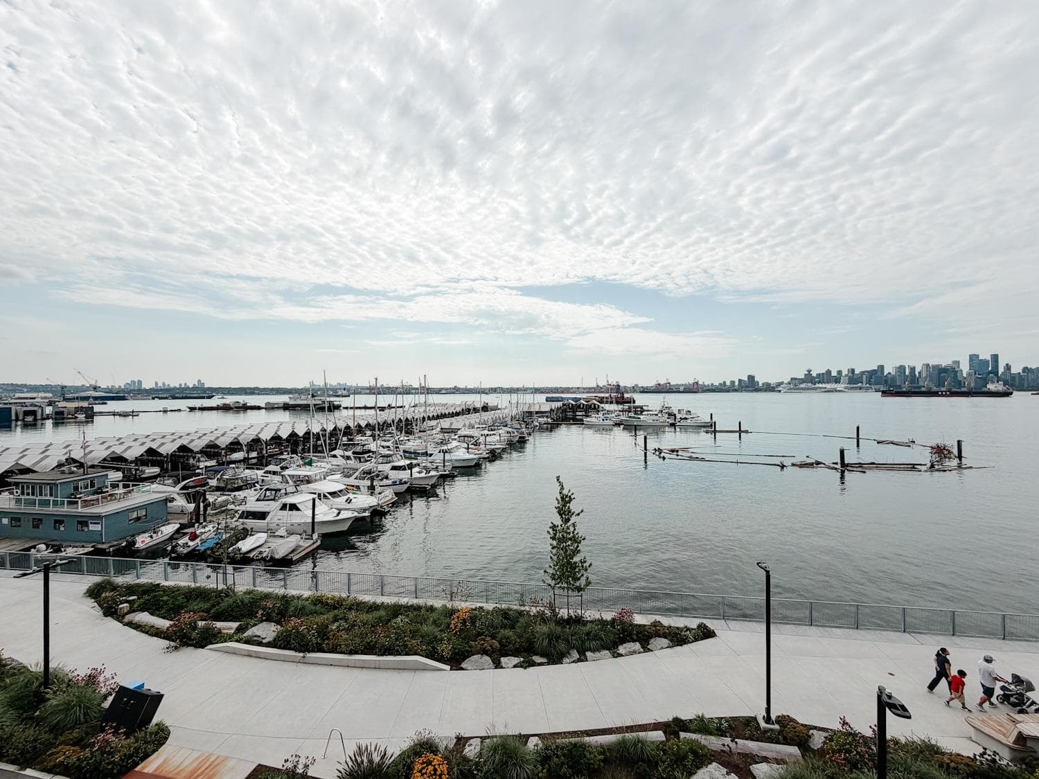 403 - 777 Harbour Way, North Vancouver, V7P 0G2 — photo 3