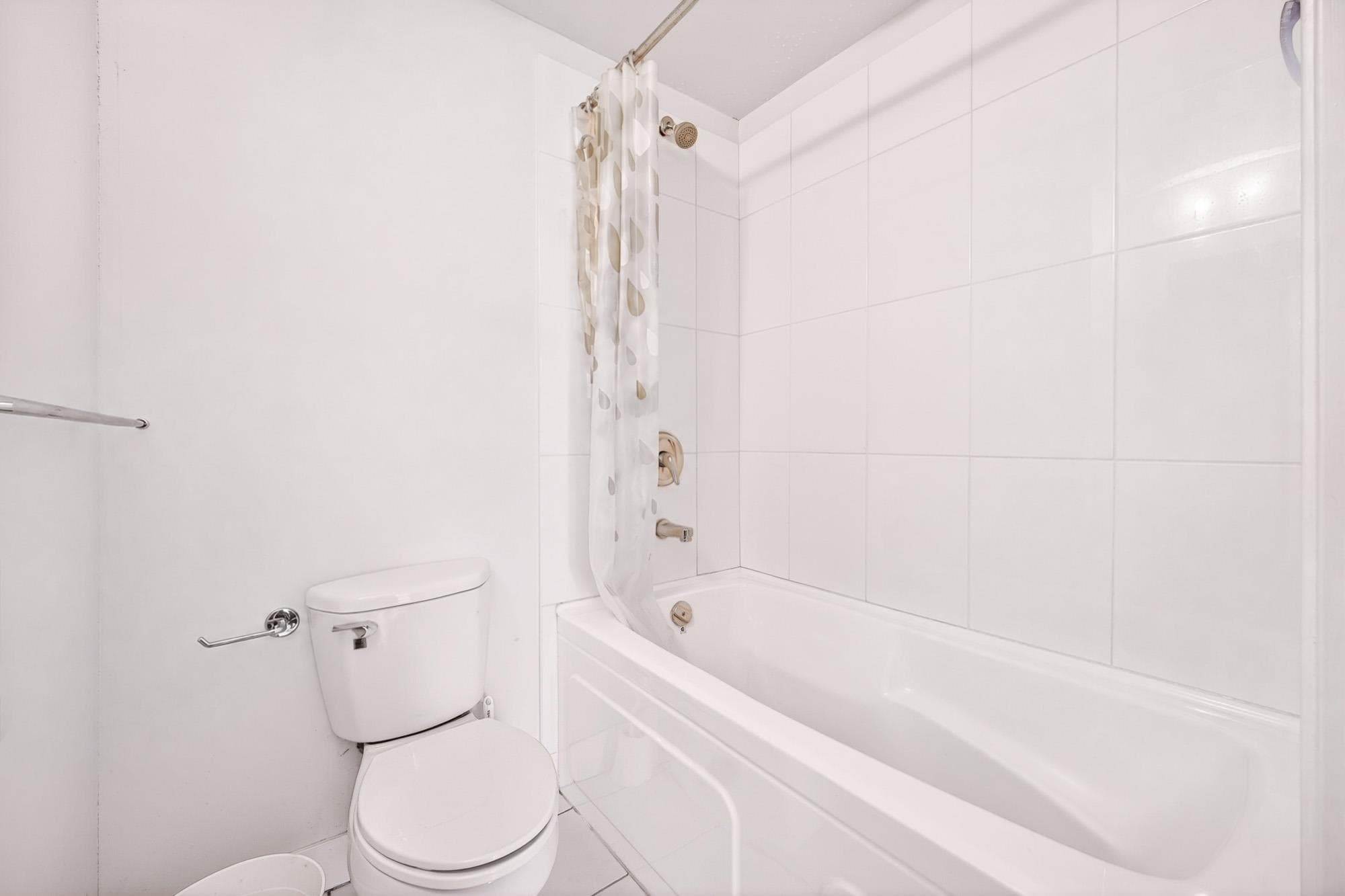 Master bedroom - 5692 Kings Road, Vancouver, V6T 1K8 — photo 5
