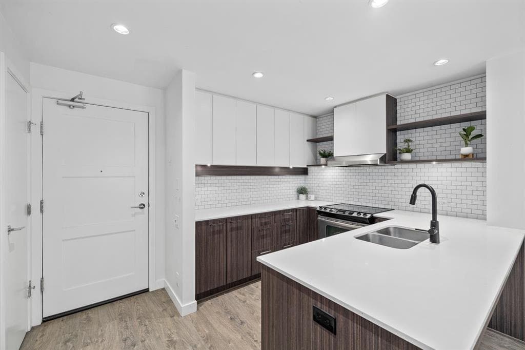 553 Foster Avenue, Coquitlam, V3J 0B5 — photo 2
