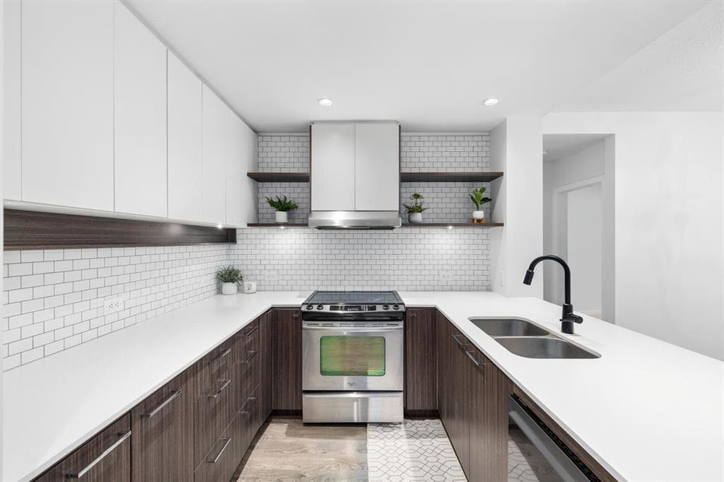 553 Foster Avenue, Coquitlam, V3J 0B5 — photo 3
