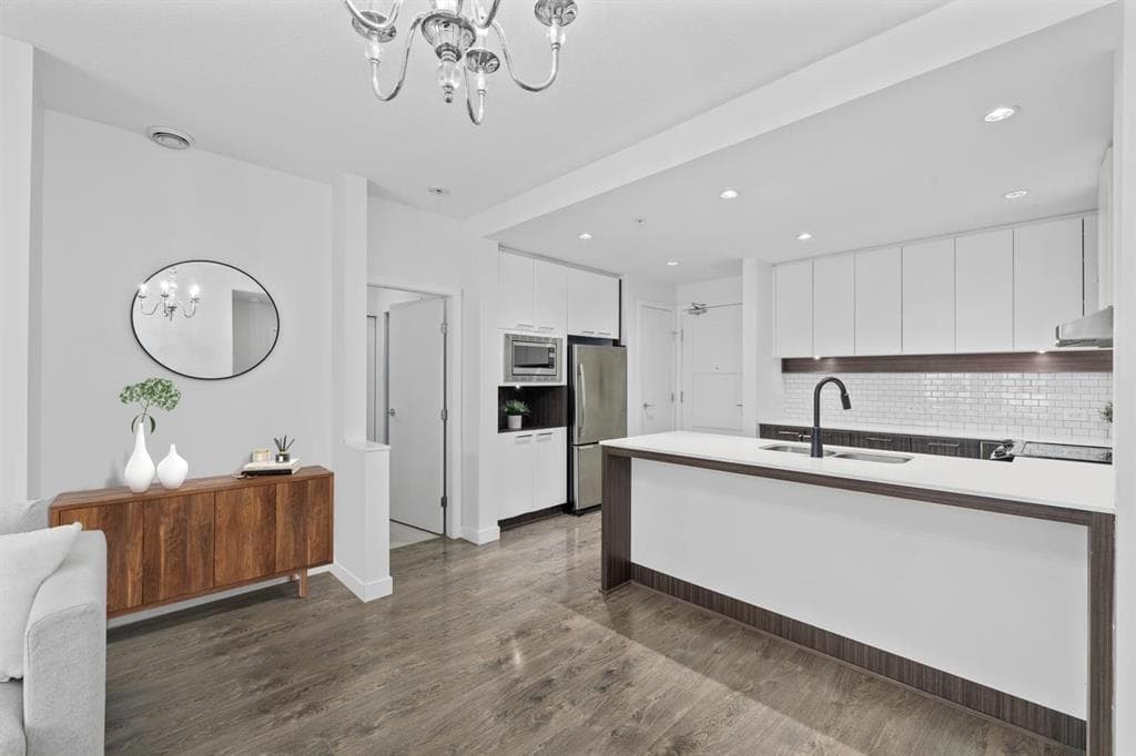 553 Foster Avenue, Coquitlam, V3J 0B5 — photo 5