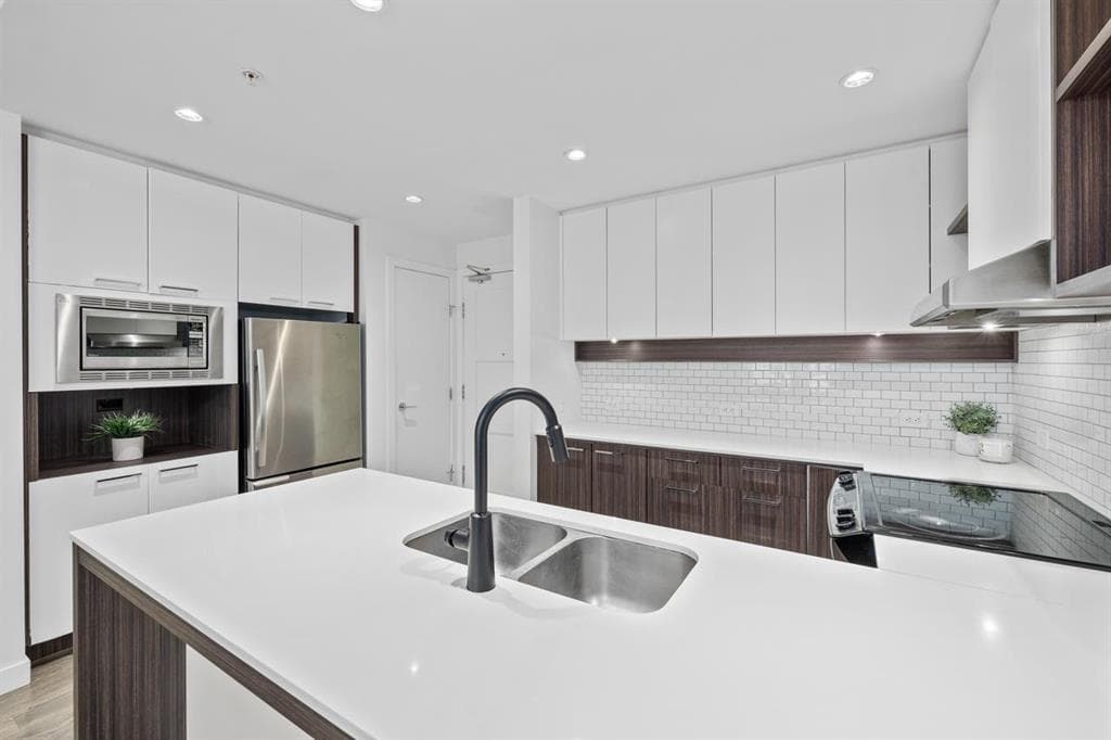 553 Foster Avenue, Coquitlam, V3J 0B5 — photo 4