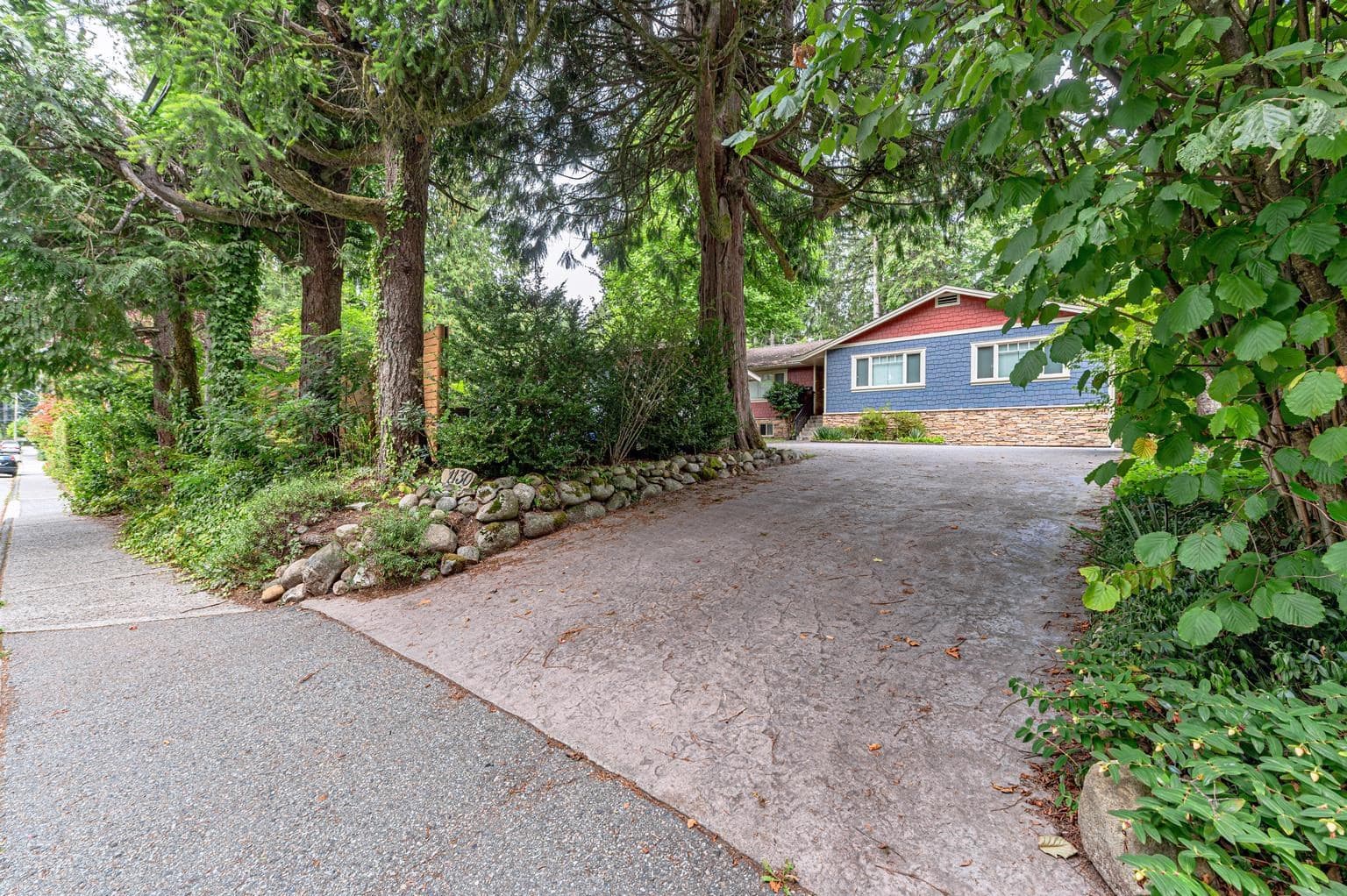 1130 Handsworth Road, North Vancouver, V7R 2A8 — photo 2