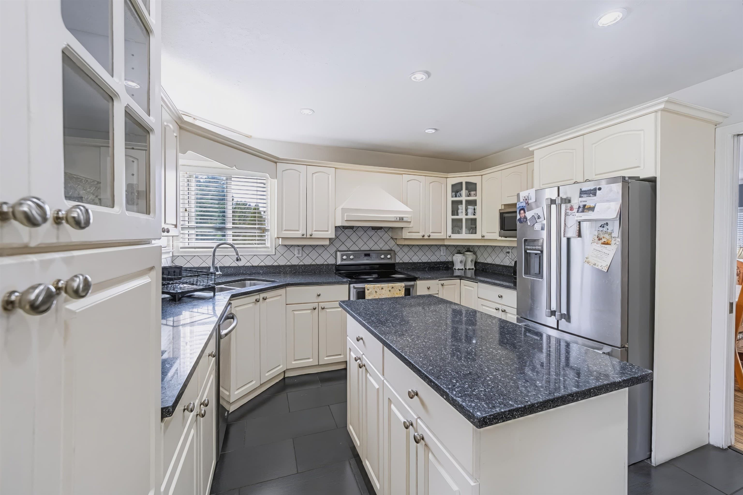 30758 Stellar Court, Abbotsford, V2T 6R5 — photo 4