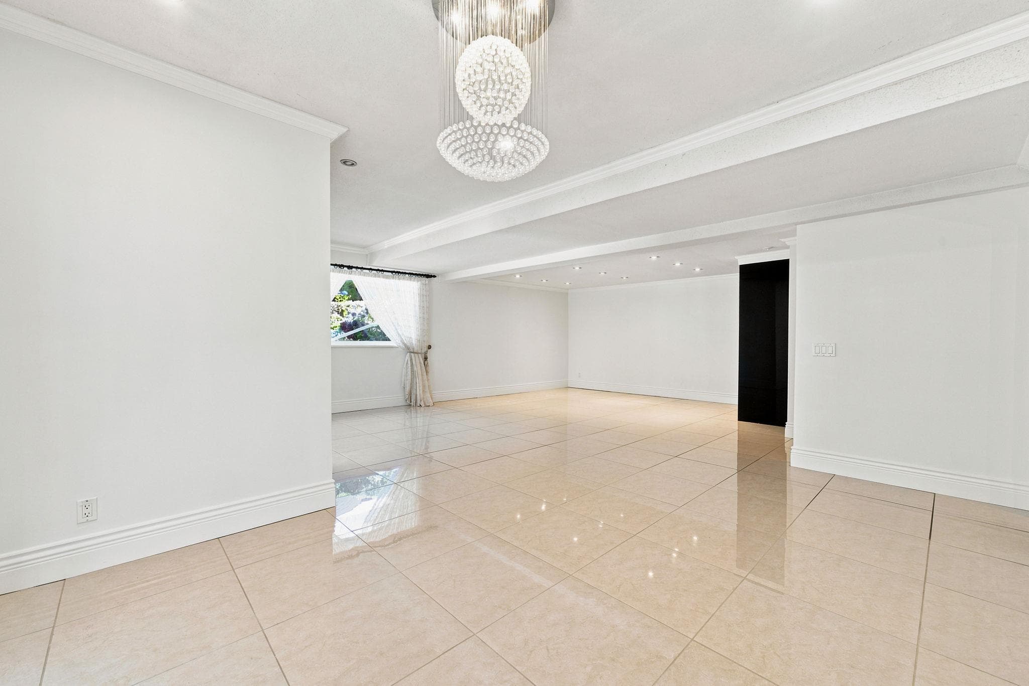 B - 5553 Nancy Greene Way, North Vancouver, V7R 4R6 — photo 5